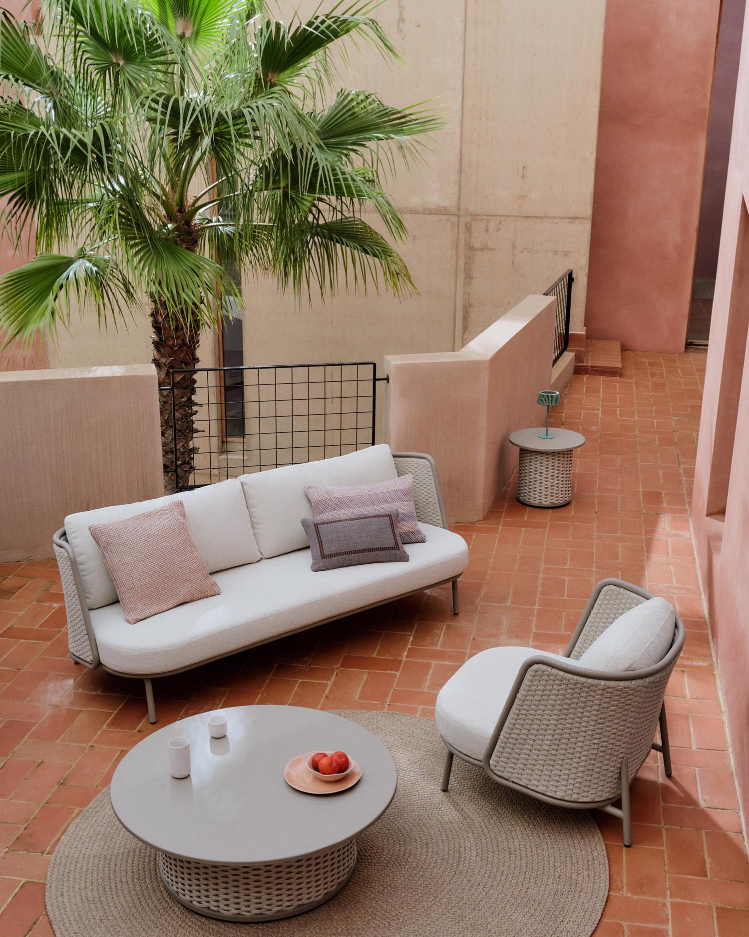 Eleganter Outdoor-Couchtisch aus Aluminium und Seil, robust und stilvoll, ideal für Garten oder Terrasse.