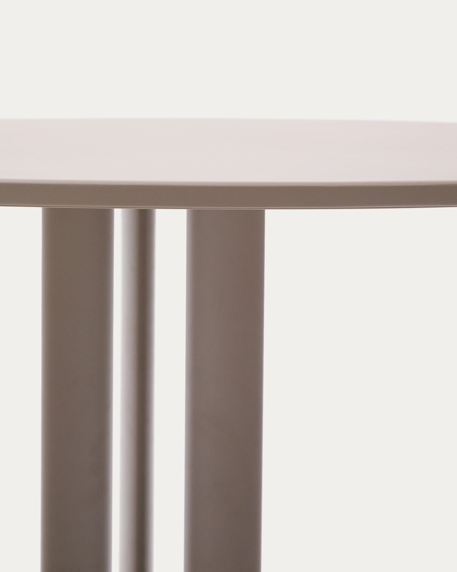Runder Outdoor-Tisch Sedalis Ø120 cm, mit taupefarbener Aluminiumplatte und robustem Stahlgestell, perfekt für moderne Außenbereiche.