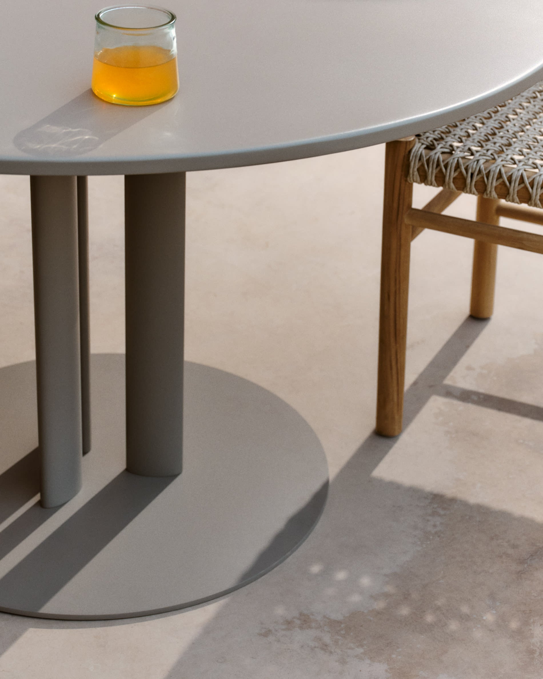 Eleganter, runder Outdoor-Tisch aus Stahl und Aluminium, wetterfest, Ø80 cm, ideal für stilvolle Außenbereiche.