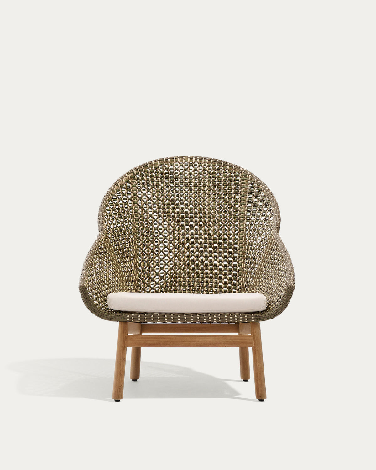 Sessel Olbia mit hoher Rückenlehne aus synthetischem Rattan und massivem Teakholz FSC 100 % in Dunkelgrün, Beige, Braun, Hellbraun präsentiert im Onlineshop von KAQTU Design AG. Outdoor-Sessel mit Armlehnen ist von Kave Home