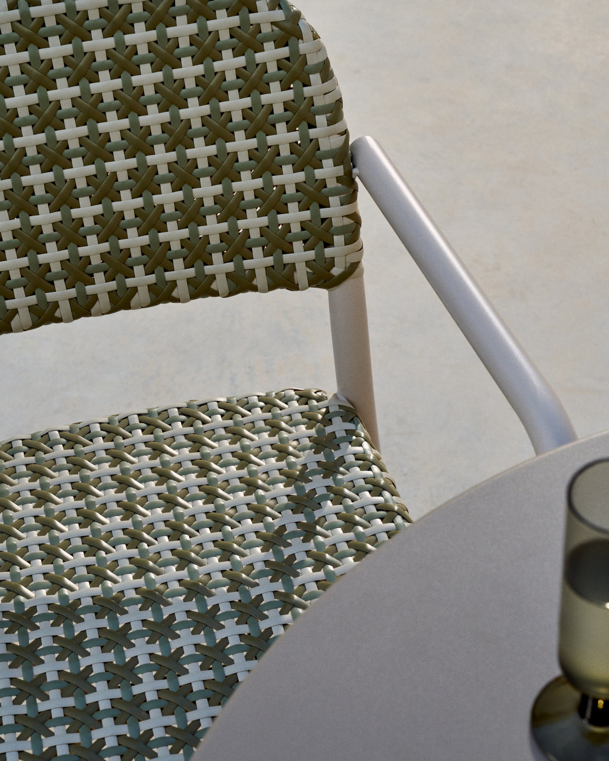 Stapelbarer Stuhl Tuccia aus Aluminium und synthetischem Rattan in Grün und Beige in Beige präsentiert im Onlineshop von KAQTU Design AG. Gartenstuhl mit Armlehnen ist von Kave Home