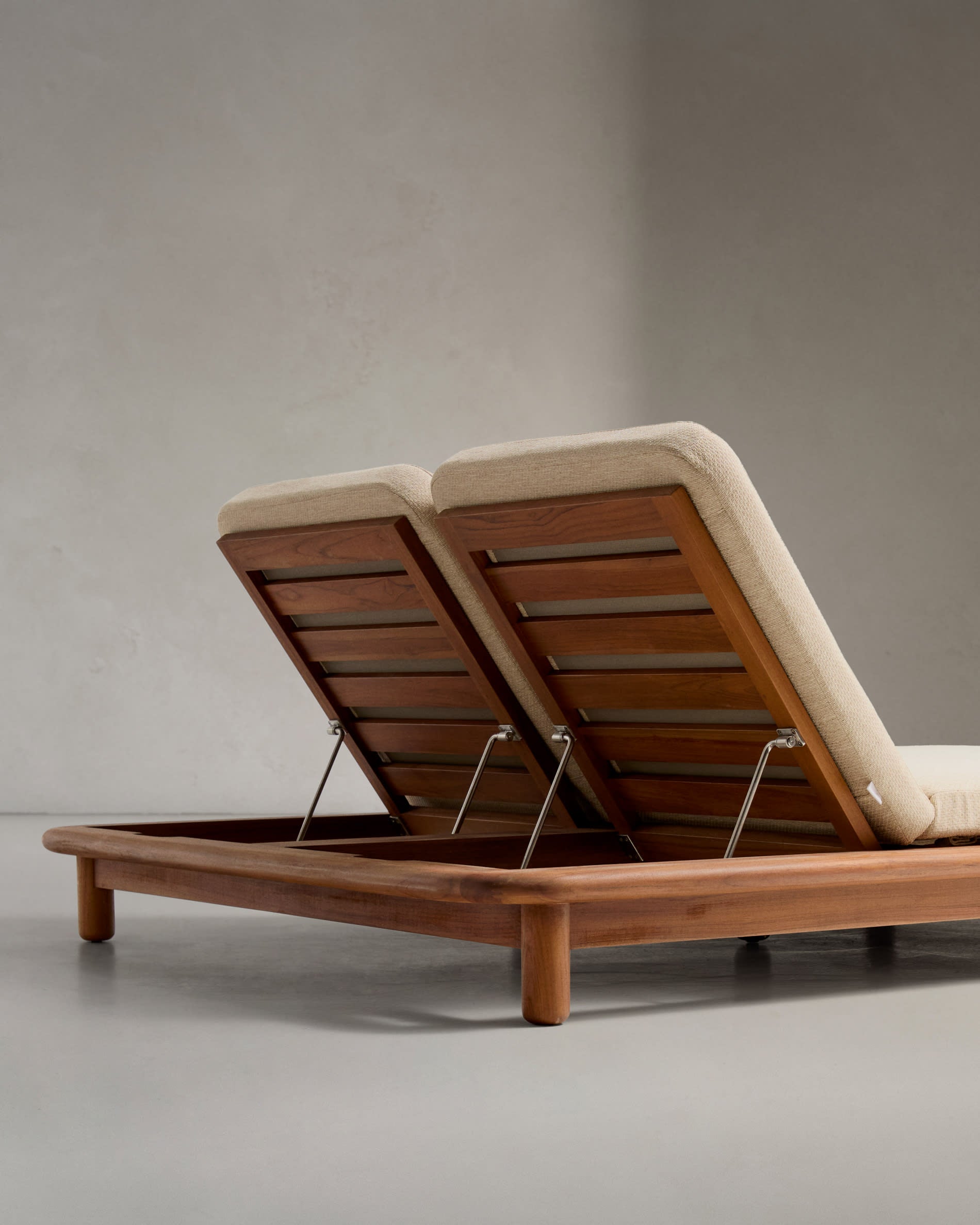 Elegante Sonnenliege für zwei aus nachhaltigem Teakholz, ideal für den Garten, robust, wetterfest und FSC-zertifiziert.