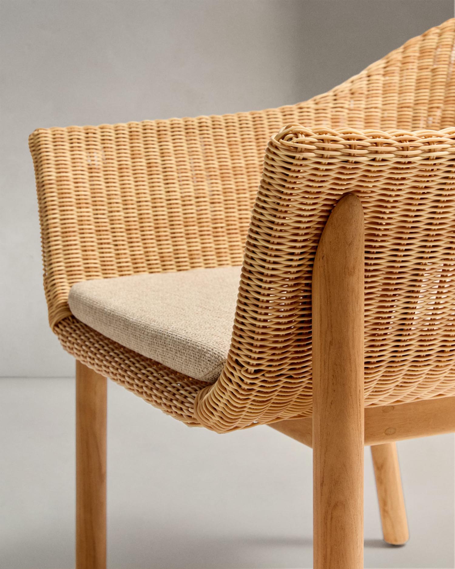 Der Stuhl Galea vereint elegantes Teakholz mit pflegeleichtem Rattan und sorgt für stilvollen Komfort in Ihrem Außenbereich.
