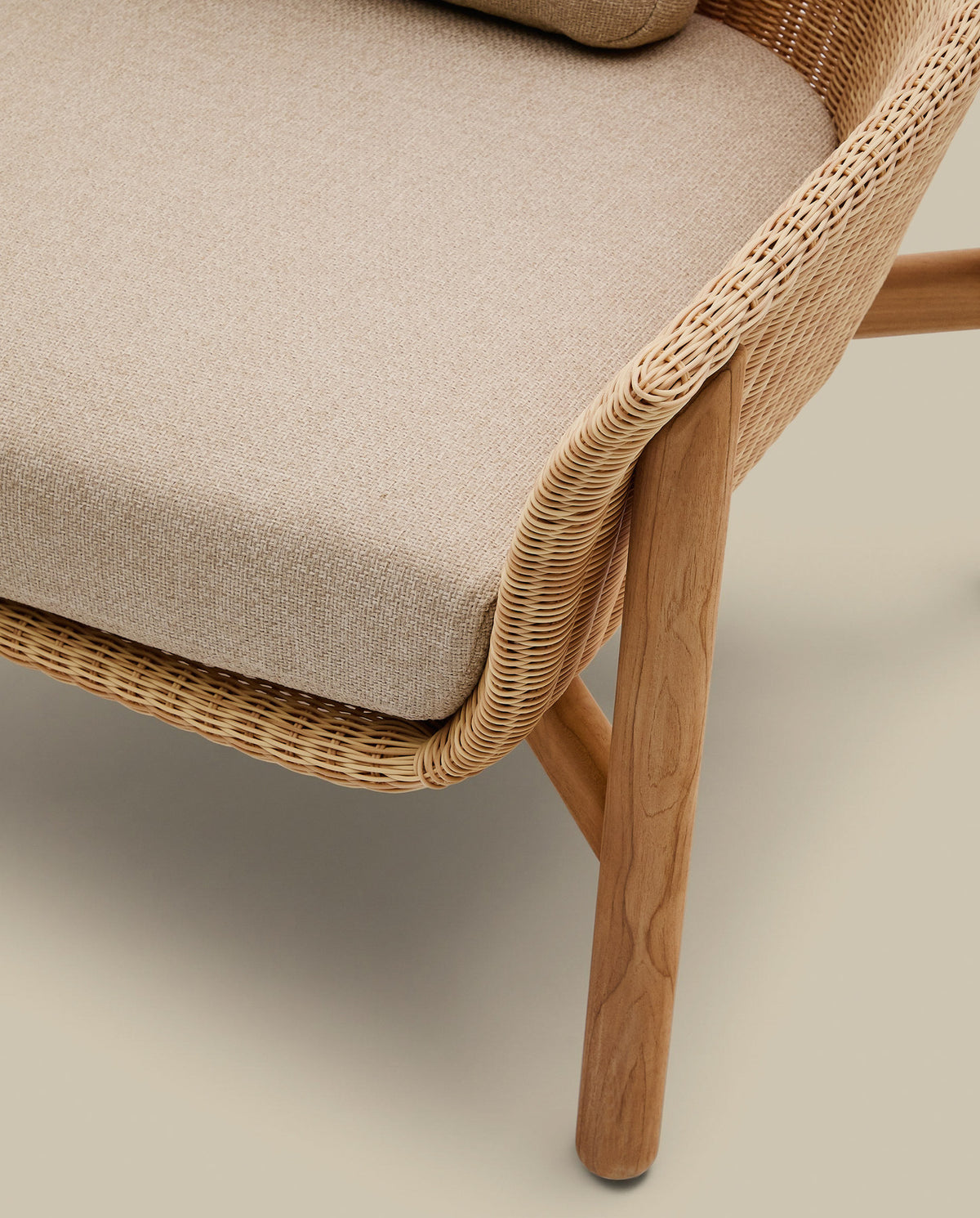 3-Sitzer-Sofa Galea aus massivem Teakholz und synthetischem Rattan 223 cm FSC 100% FSC in Beige, Braun präsentiert im Onlineshop von KAQTU Design AG. Lounge Sofa ist von Kave Home
