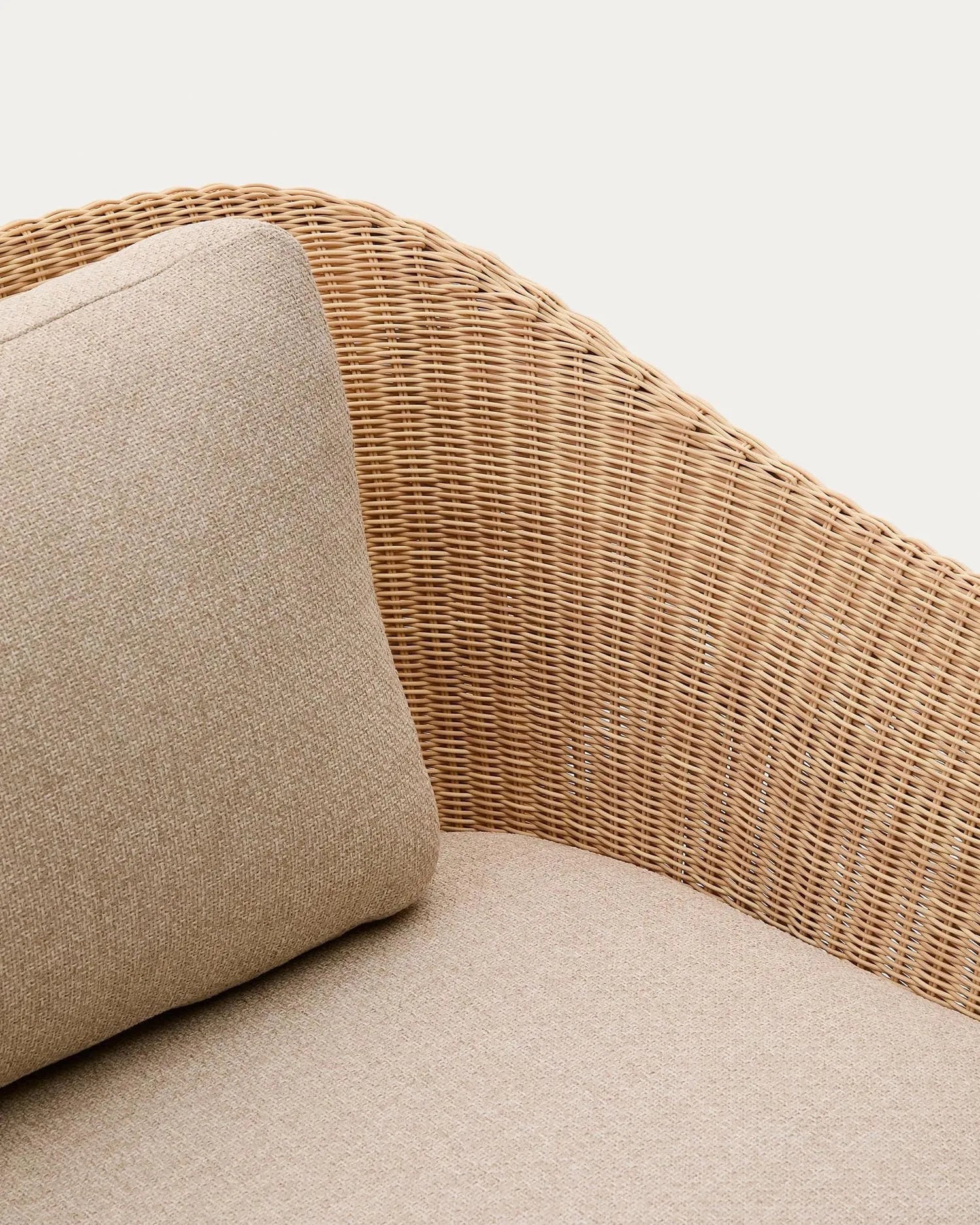 Elegantes 3-Sitzer-Sofa aus Teakholz und Rattan, ideal für drinnen und draußen, mit abnehmbaren Kissen für höchsten Komfort.