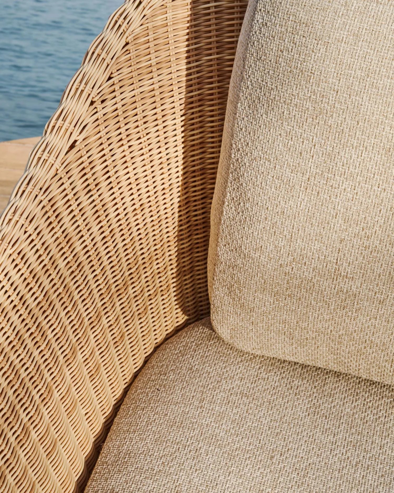 Elegantes 3-Sitzer-Sofa aus Teakholz und Rattan, ideal für drinnen und draußen, mit abnehmbaren Kissen für höchsten Komfort.