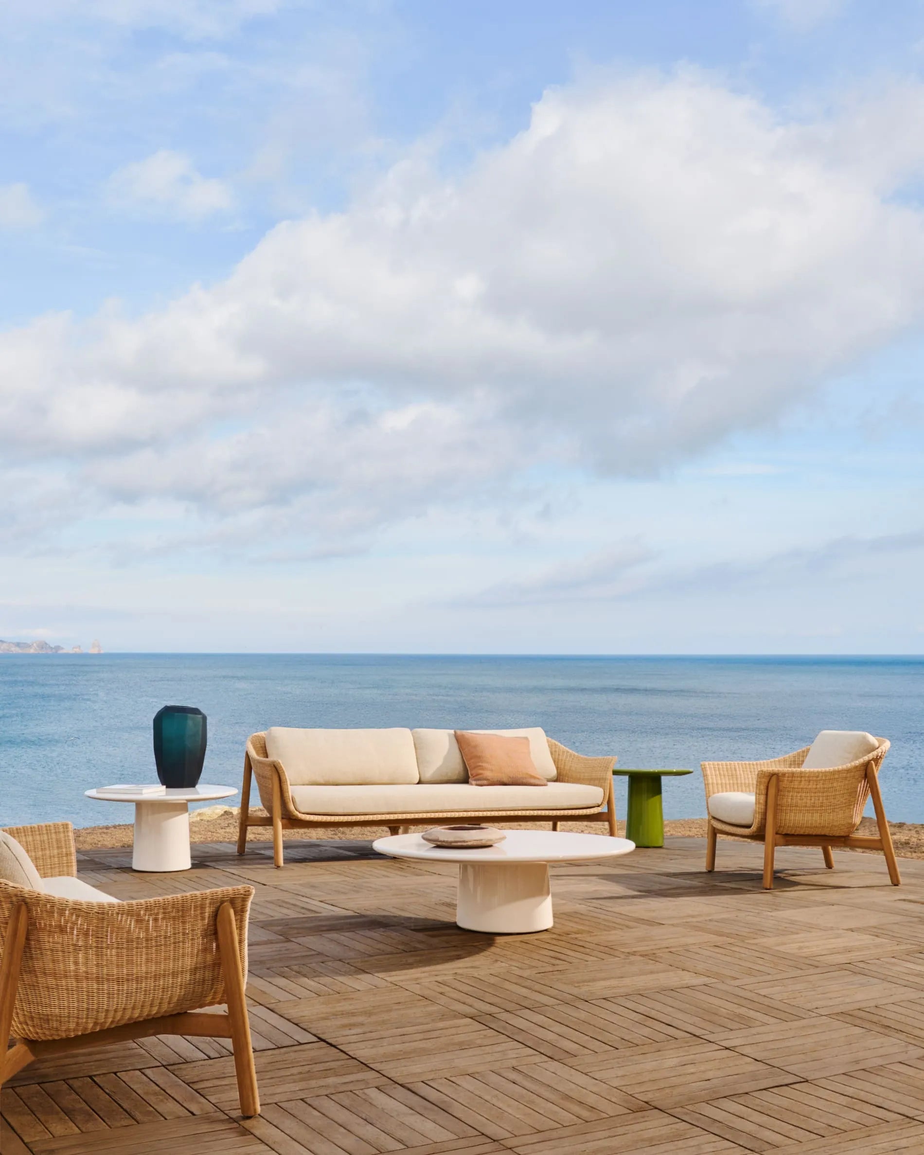 Elegantes 3-Sitzer-Sofa aus Teakholz und Rattan, ideal für drinnen und draußen, mit abnehmbaren Kissen für höchsten Komfort.