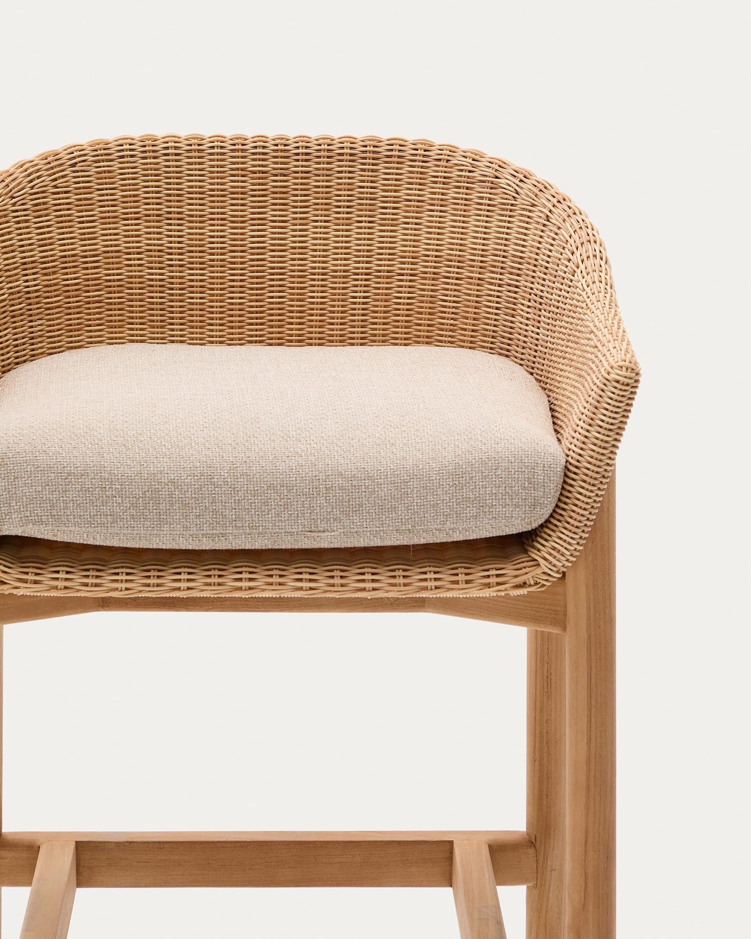 Hocker Galea, 75 cm, aus nachhaltigem Teakholz und robustem Rattan, bietet stilvolles Design und umweltbewusste Qualität.