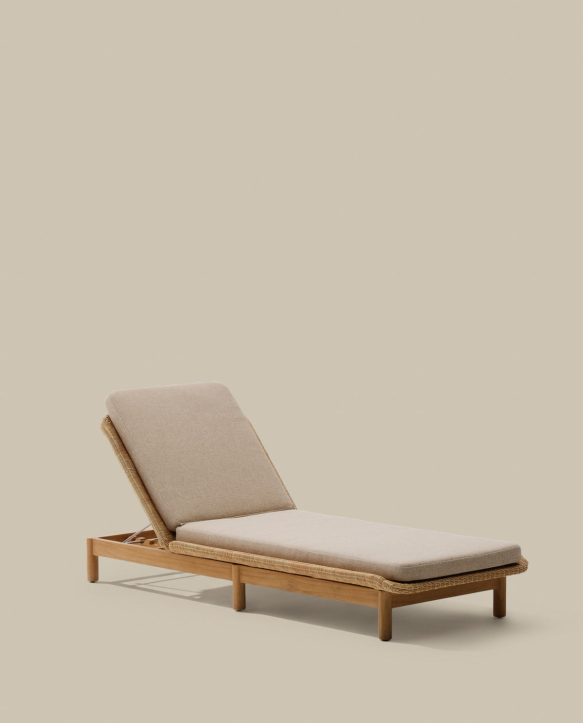 Sonnenliege Galea aus massivem Teakholz und synthetischem Rattan FSC 100% in Beige, Braun präsentiert im Onlineshop von KAQTU Design AG. Liegestuhl ist von Kave Home
