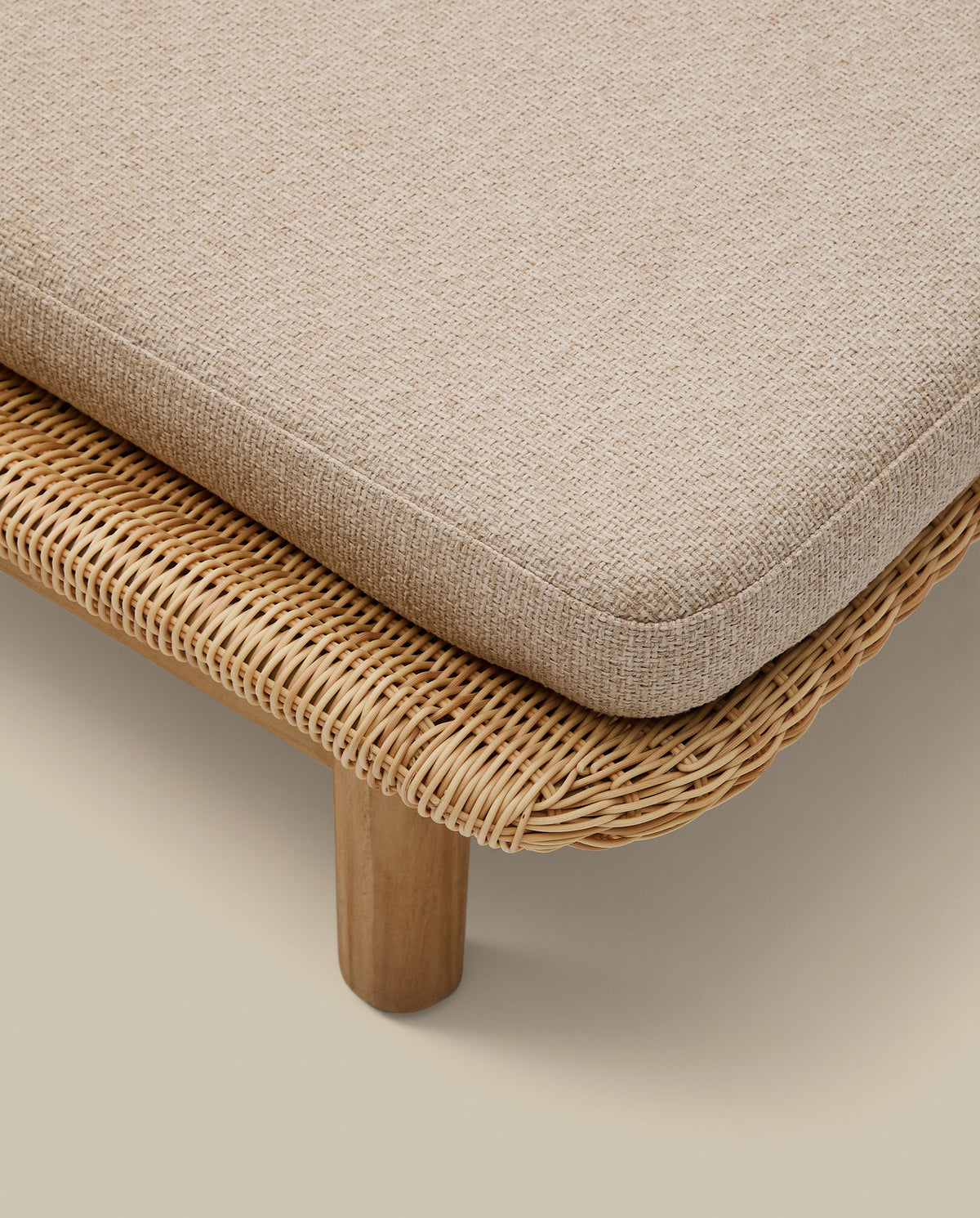 Sonnenliege Galea aus massivem Teakholz und synthetischem Rattan FSC 100% in Beige, Braun präsentiert im Onlineshop von KAQTU Design AG. Liegestuhl ist von Kave Home