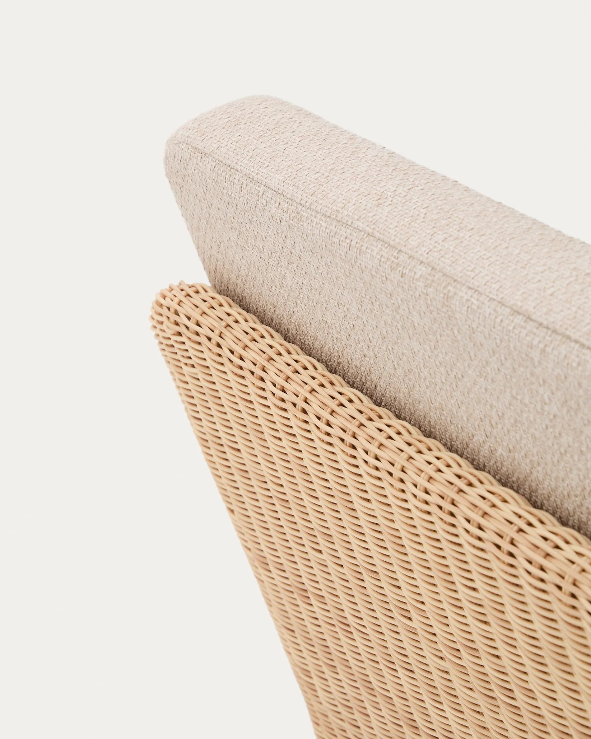 Elegante Teakholz-Sonnenliege mit langlebigem Rattan, ergonomisch für Komfort und wetterfest für stilvolle Entspannung im Freien.