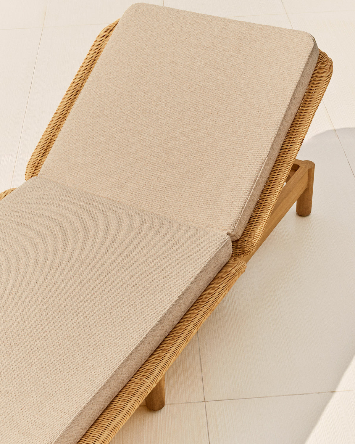Sonnenliege Galea aus massivem Teakholz und synthetischem Rattan FSC 100% in Beige, Braun präsentiert im Onlineshop von KAQTU Design AG. Liegestuhl ist von Kave Home