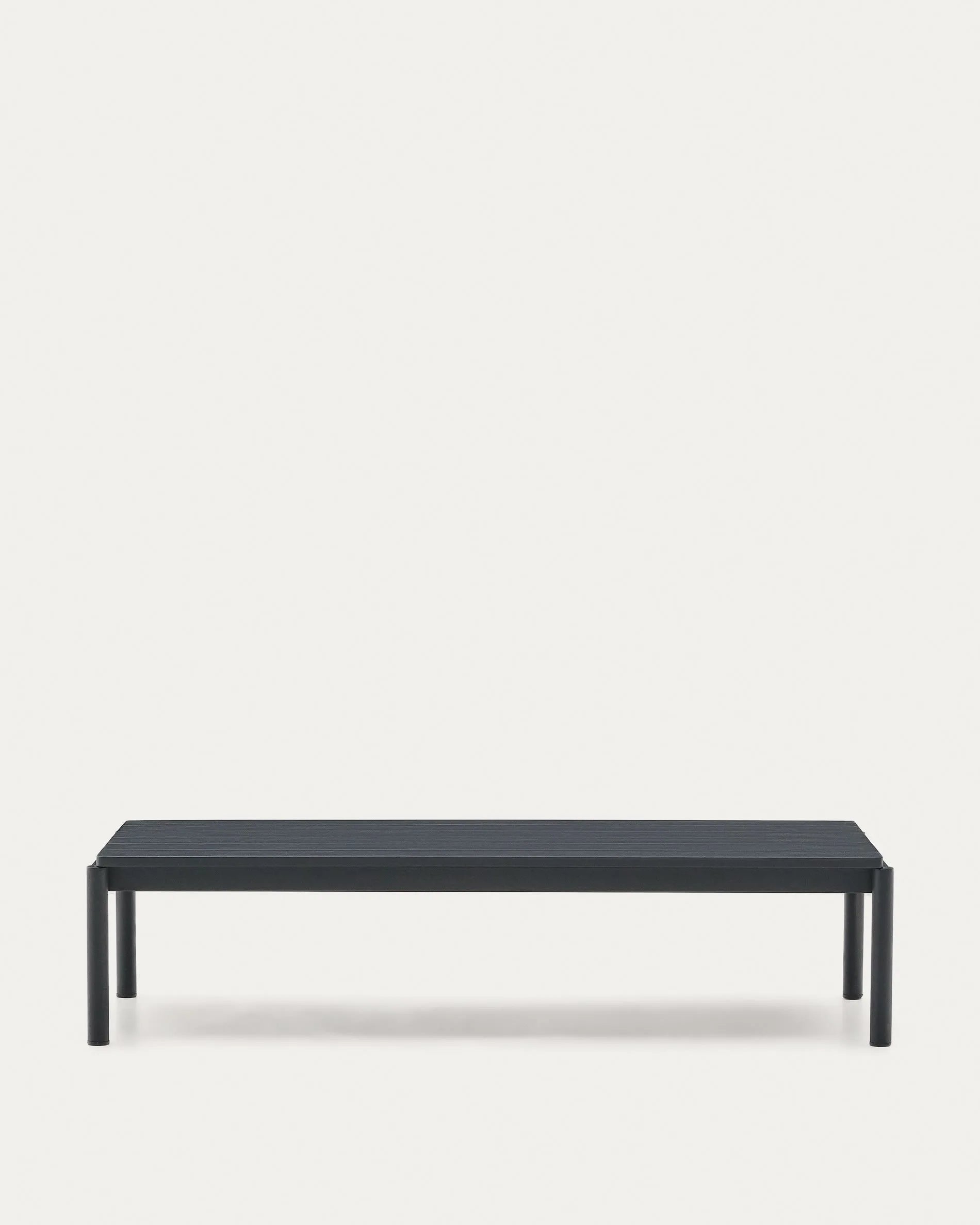 Moderner Couchtisch aus grauem Aluminium, wetterfest und pflegeleicht, ideal für stilvolle Outdoor-Lounges.