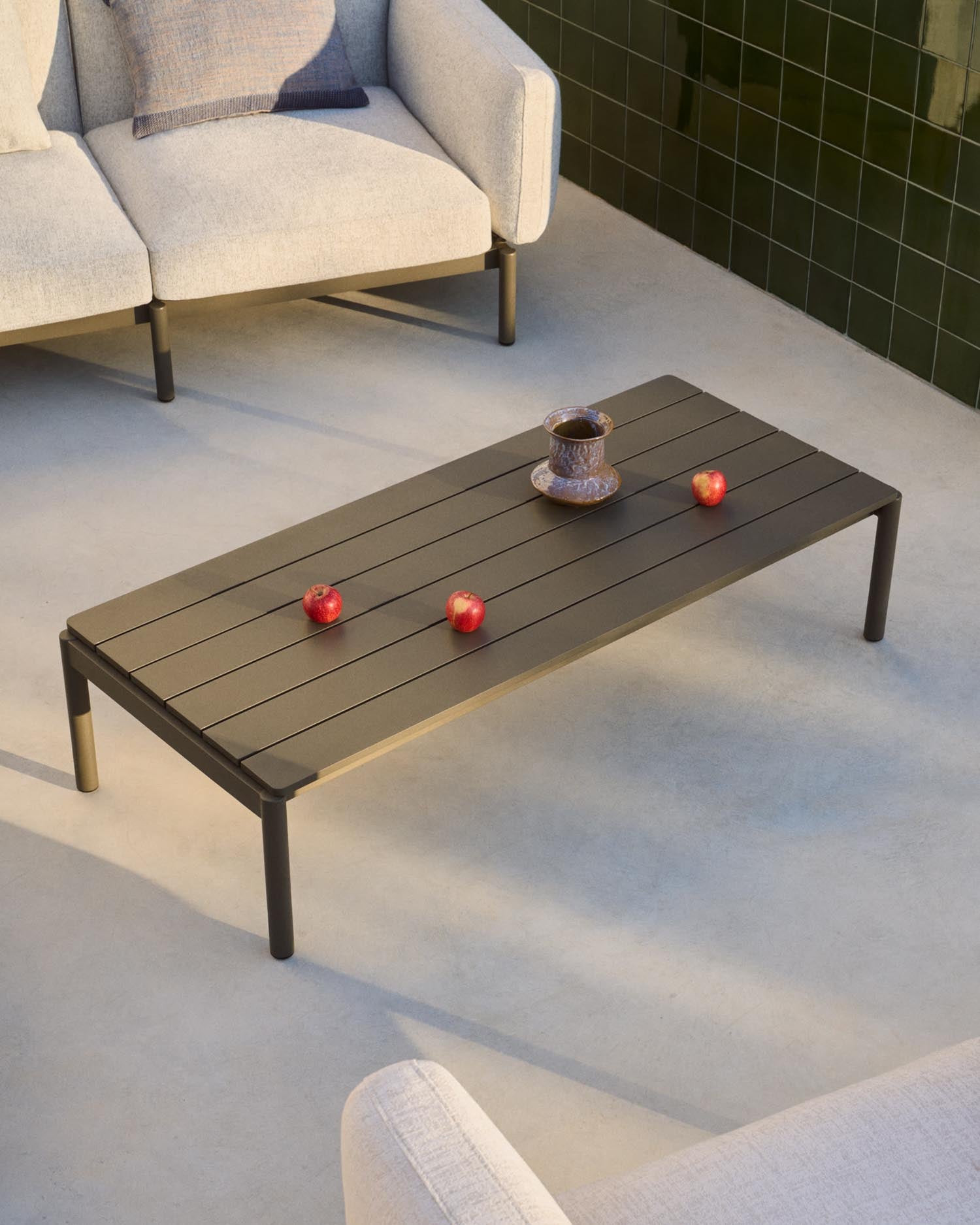 Coffee table Sourells made of green aluminum 63 x 144.6 cm