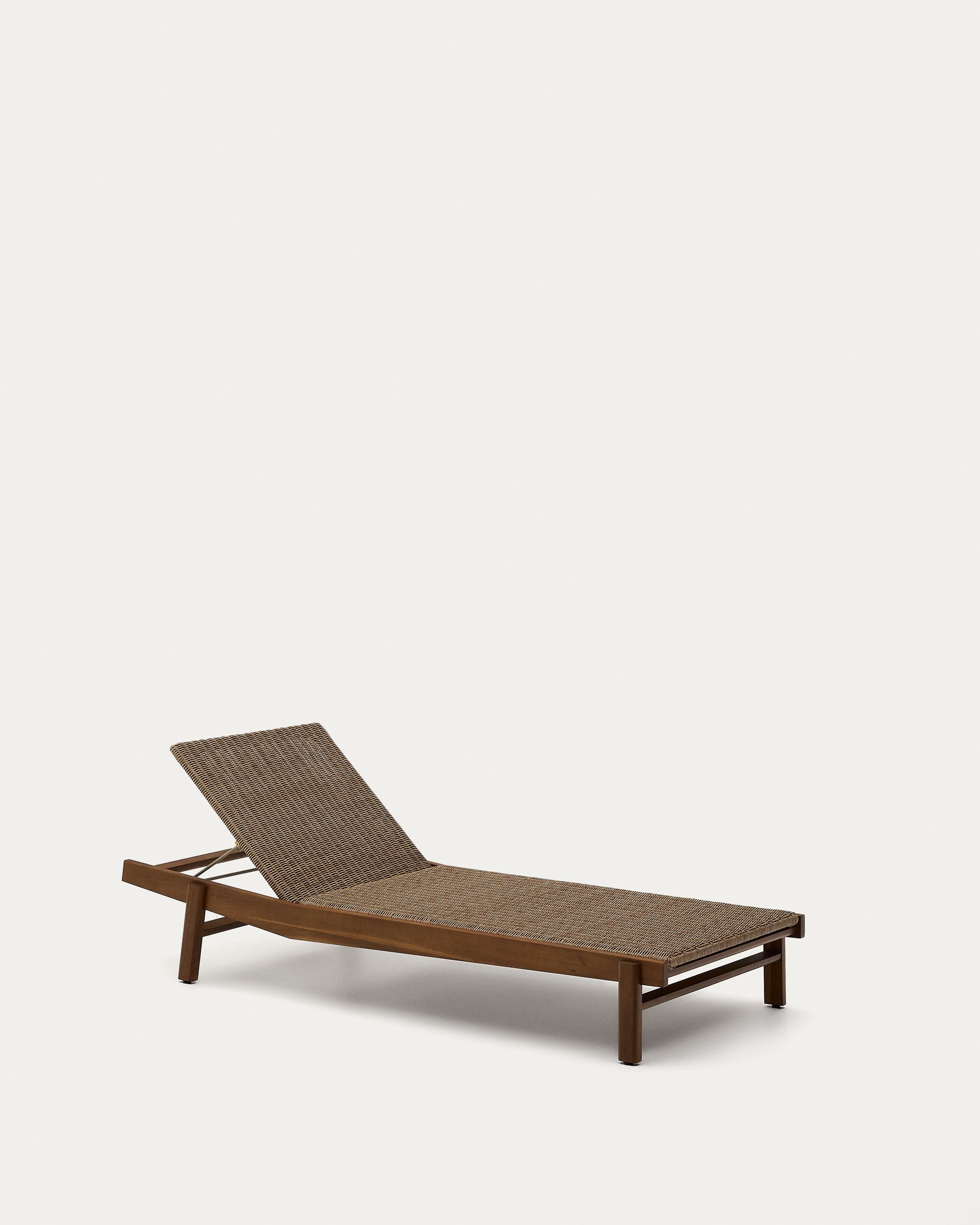 Sonnenliege Itani aus massivem Teakholz und synthetischem Rattan FSC 100%
