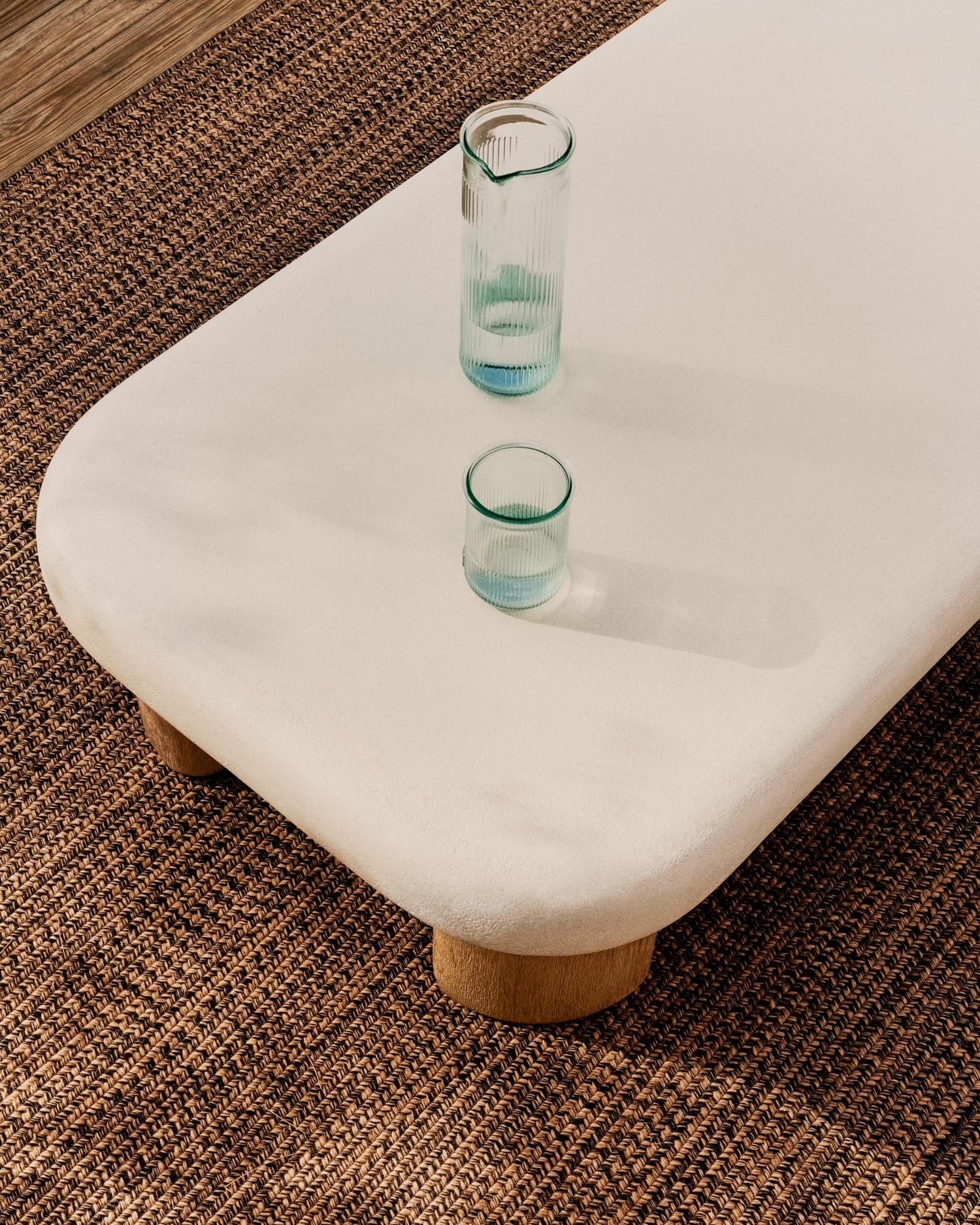 Der Couchtisch Labra vereint robusten Zement mit edlem Akazienholz für stilvolle Eleganz drinnen und draußen.