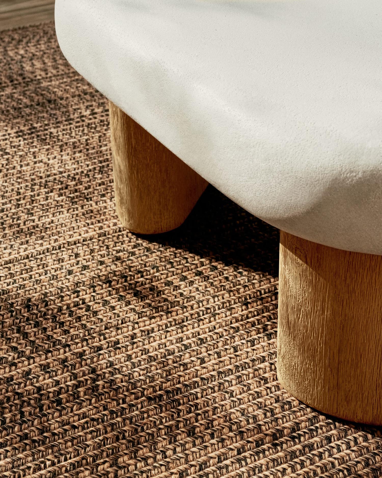 Der Couchtisch Labra vereint robusten Zement mit edlem Akazienholz für stilvolle Eleganz drinnen und draußen.