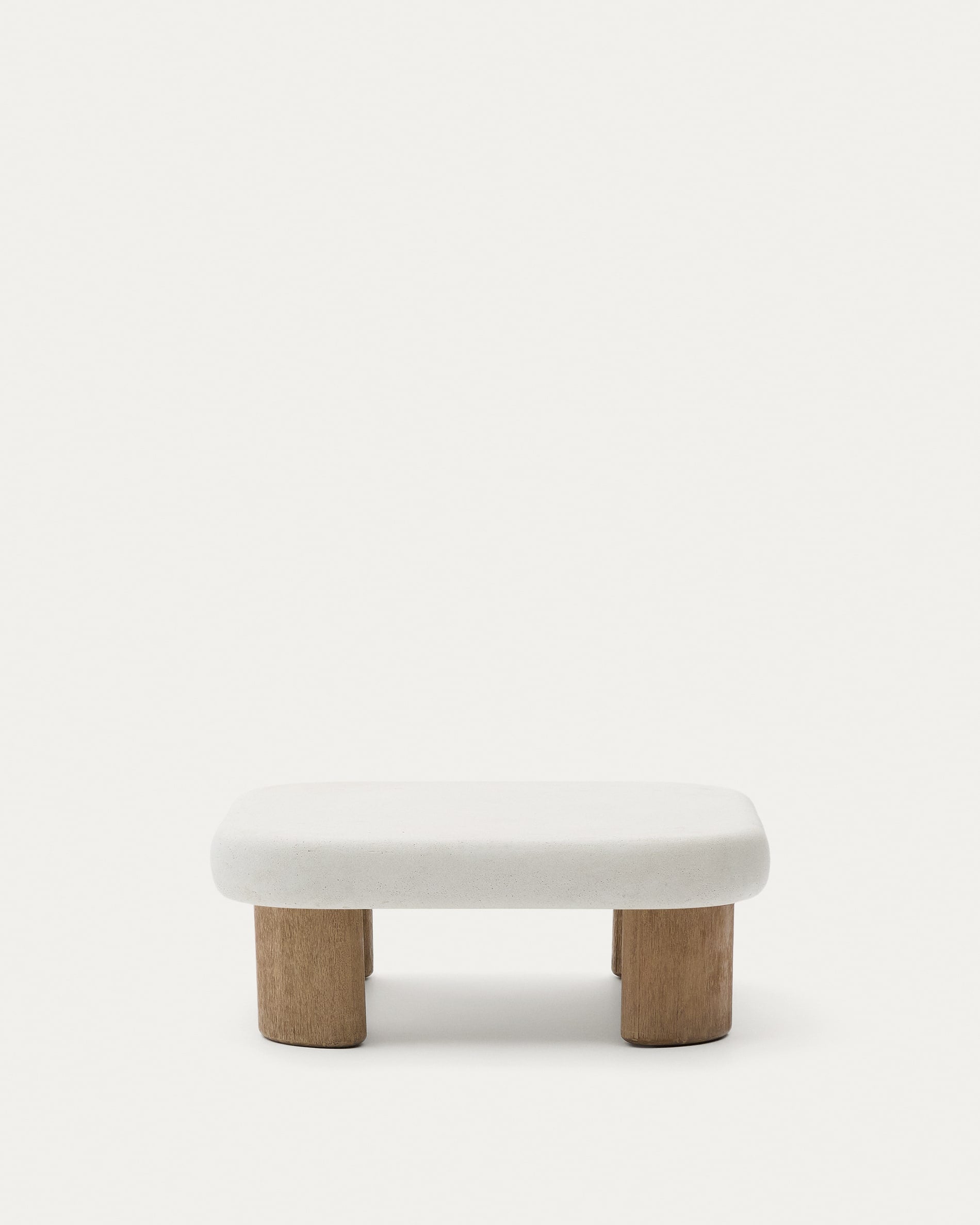 Der Couchtisch Labra vereint robusten Zement mit elegantem Akazienholz, ideal für stilvolle Outdoor-Bereiche.