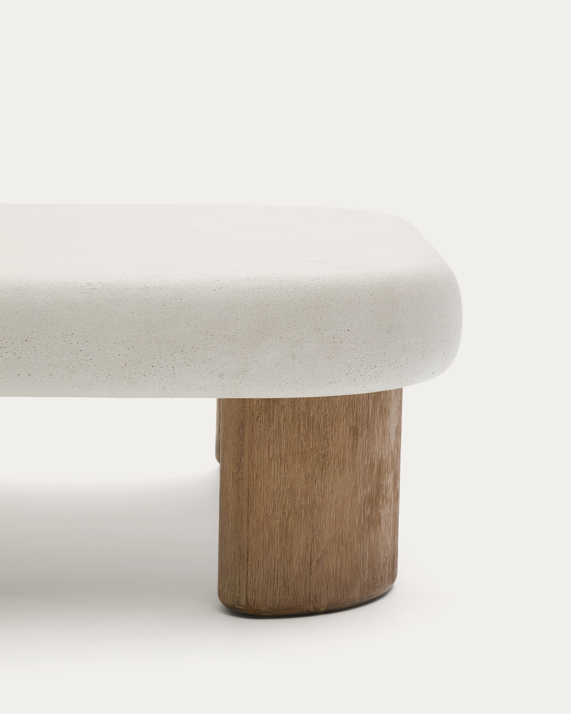 Der Couchtisch Labra vereint robusten Zement mit elegantem Akazienholz, ideal für stilvolle Outdoor-Bereiche.