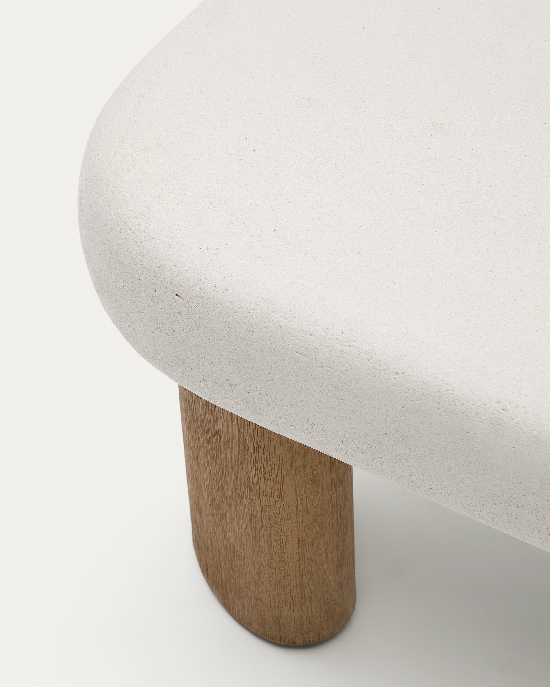 Der Couchtisch Labra vereint robusten Zement mit elegantem Akazienholz, ideal für stilvolle Outdoor-Bereiche.