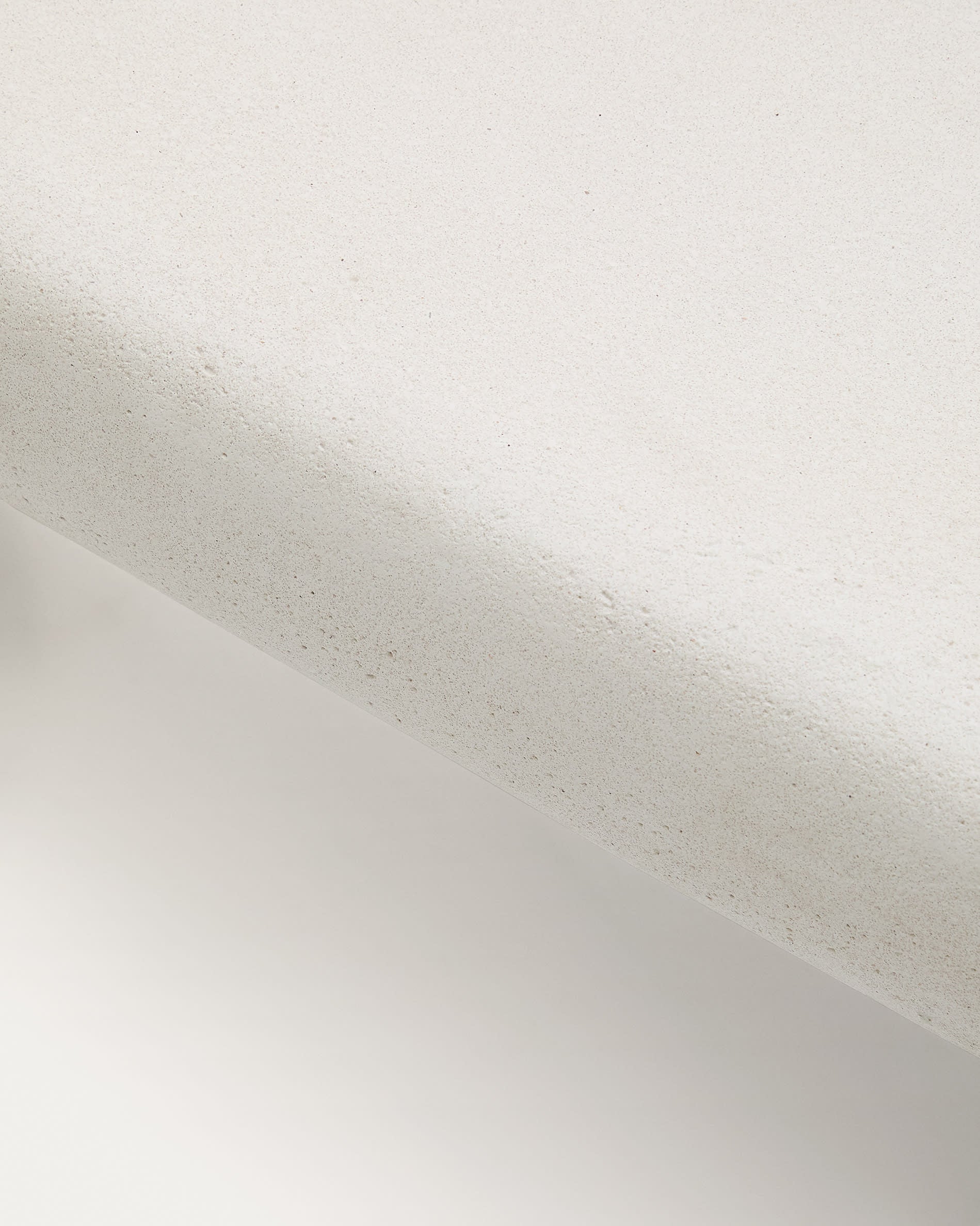 Der Couchtisch Labra vereint robusten Zement mit elegantem Akazienholz, ideal für stilvolle Outdoor-Bereiche.