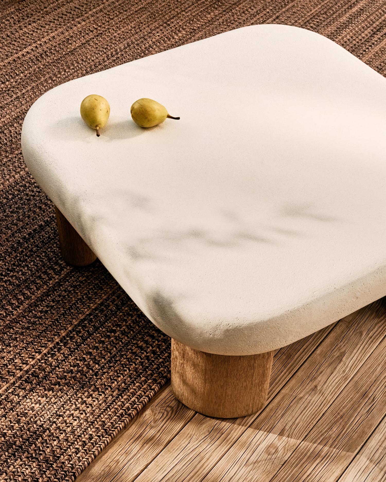 Der Couchtisch Labra vereint robusten Zement mit elegantem Akazienholz, ideal für stilvolle Outdoor-Bereiche.