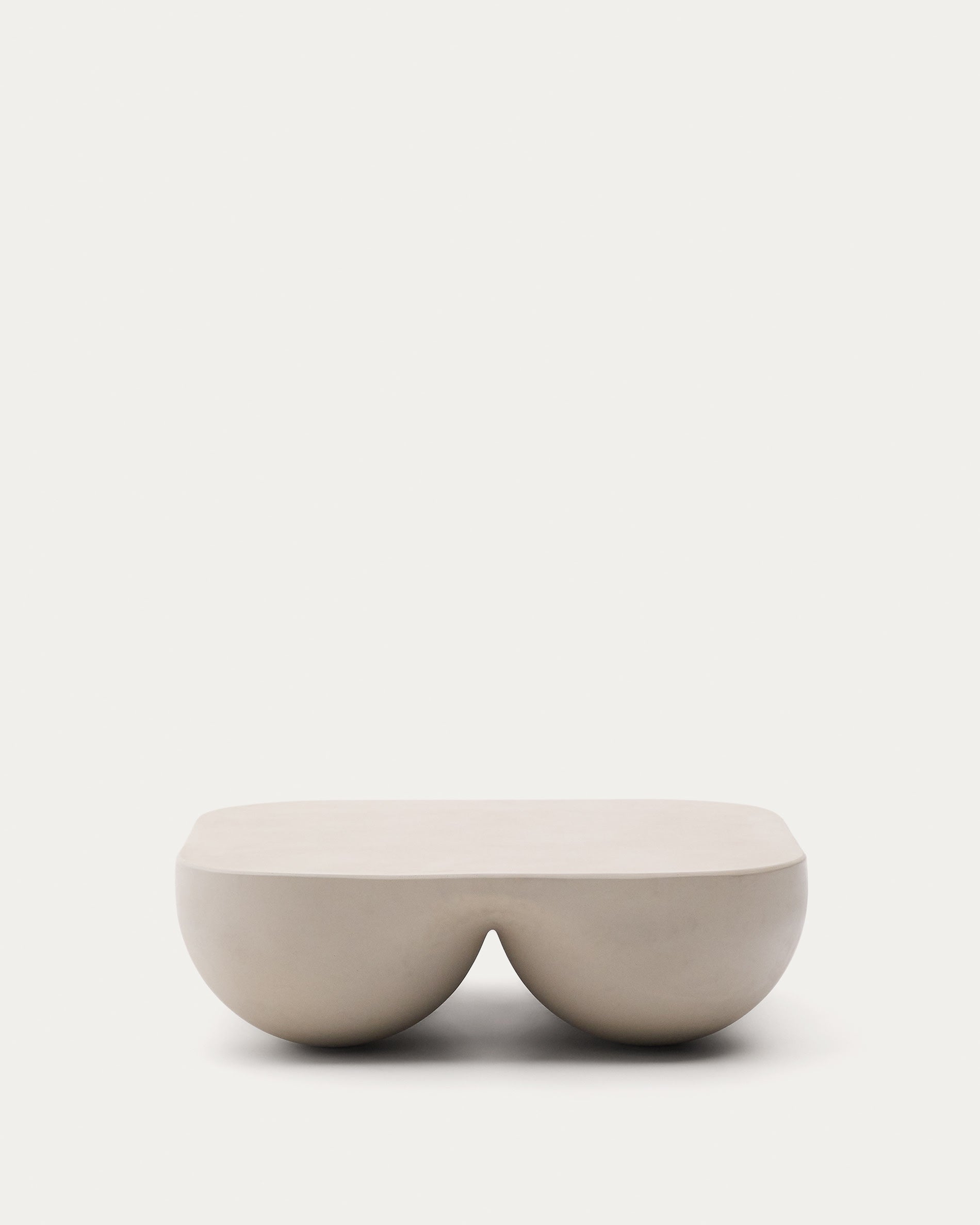 Der Couchtisch Colba aus Polystone bietet mit 100 x 100 cm großzügigen Platz und besticht durch zeitgemäße Eleganz für Ihre Outdoor-Lounge.