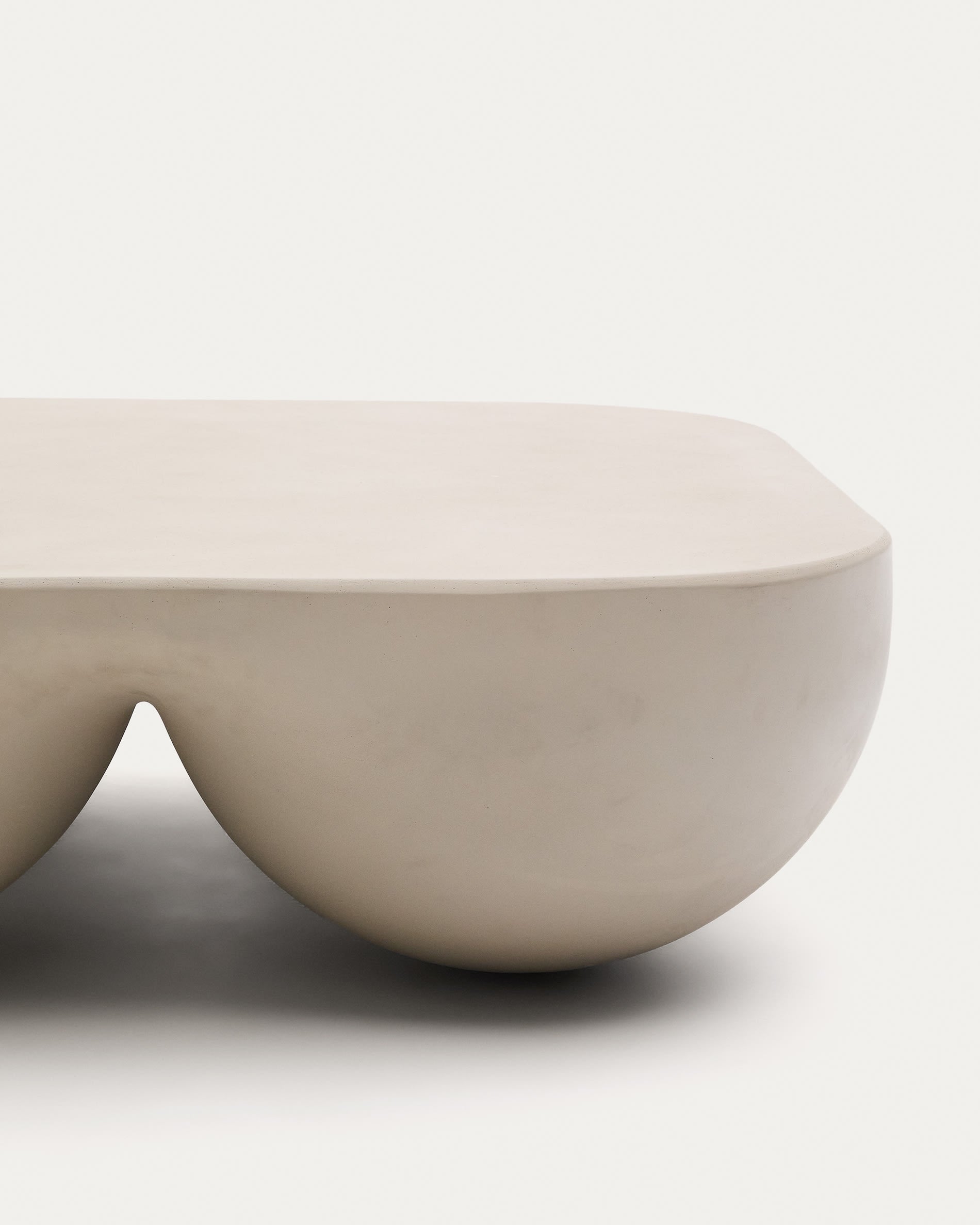 Der Couchtisch Colba aus robustem Polystone vereint stilvolles Design und Funktionalität. Mit 100 x 100 cm ist er ideal für Ihre Terrasse.