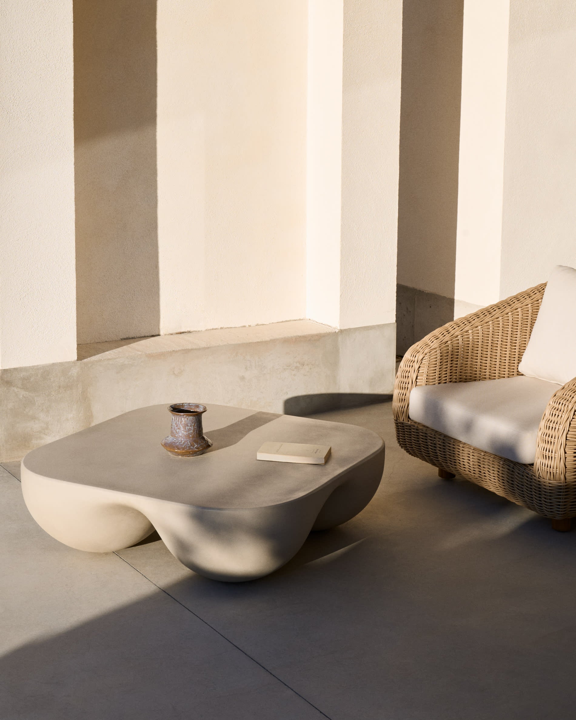 Der Couchtisch Colba vereint modernes Design mit Funktionalität, ideal für stilvolle Outdoor-Bereiche.