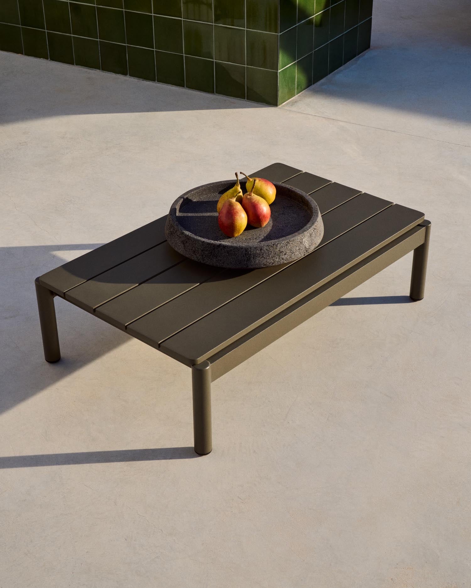 Coffee table Sourells made of green aluminum 52.4 x 91 cm