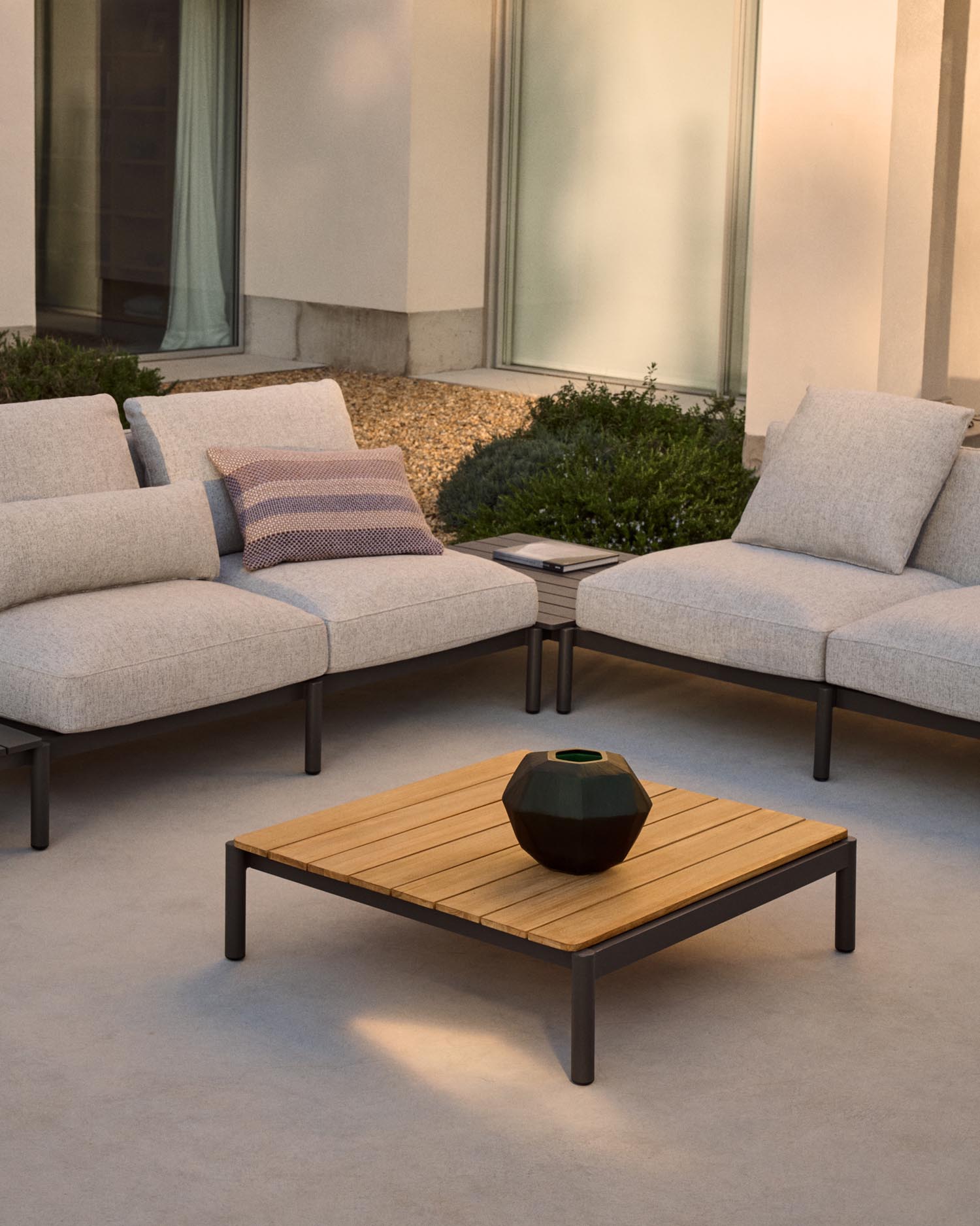 Coffee table Sourells made of gray aluminum and teak 52.4 x 91 cm FSC 100%