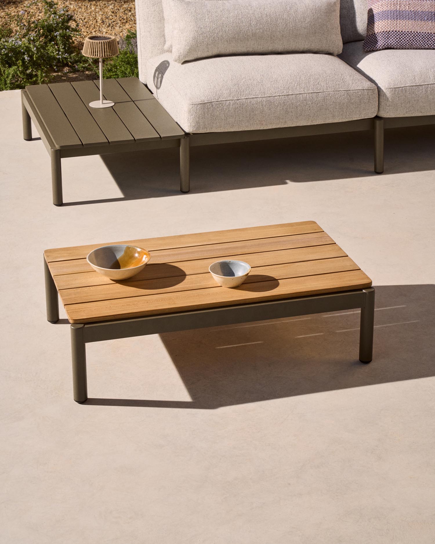 Coffee table Sorells made of green aluminum and teak 52.4 x 91 cm FSC 100%