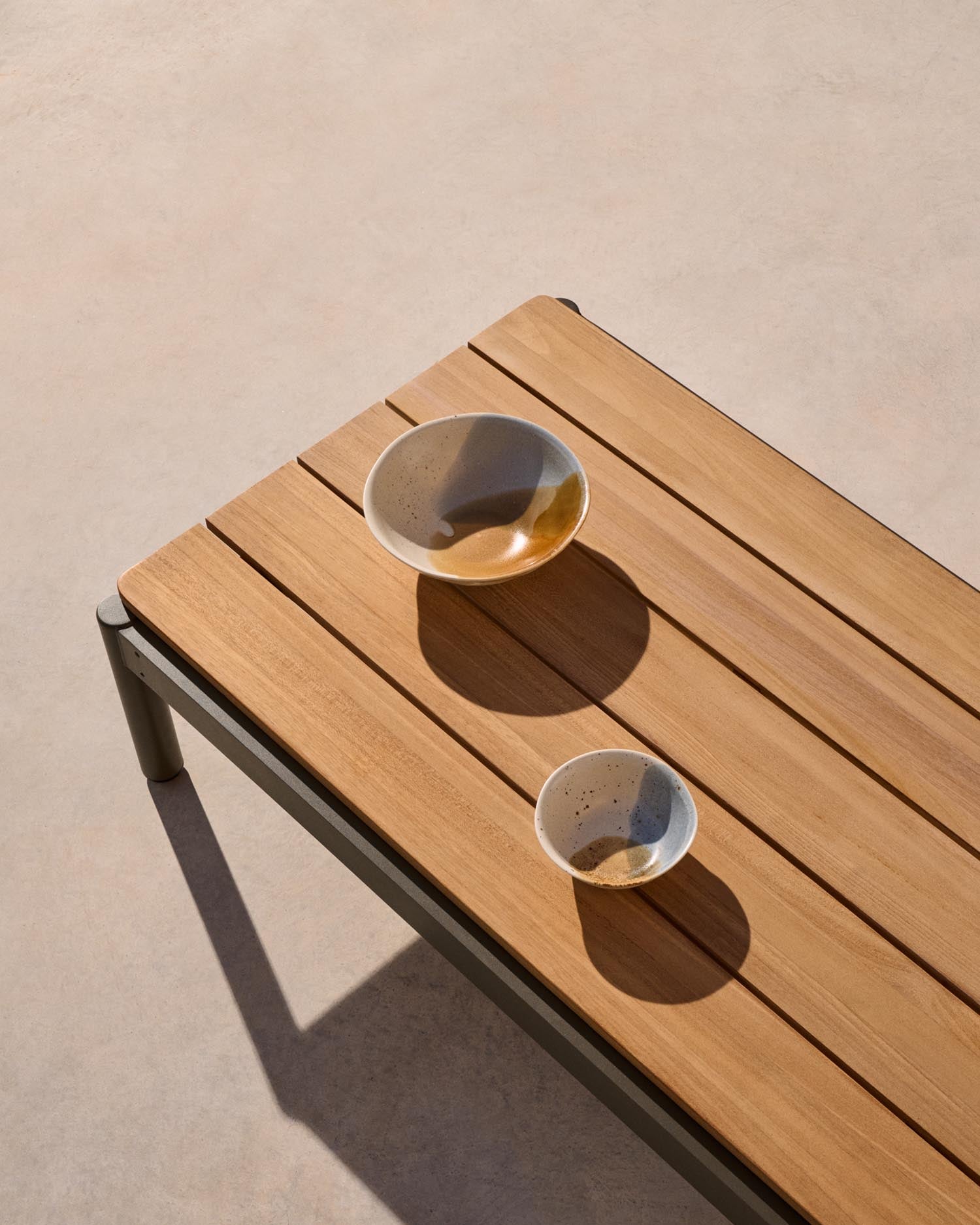 Coffee table Sorells made of green aluminum and teak 52.4 x 91 cm FSC 100%