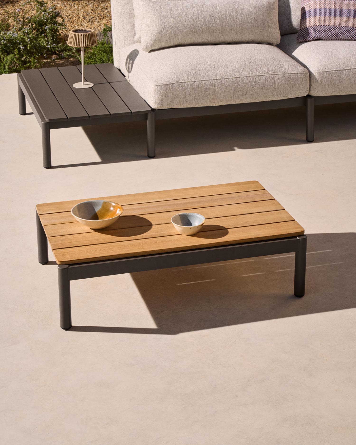 Coffee table Sorells made of gray aluminum and teak 89 x 91 cm FSC 100%