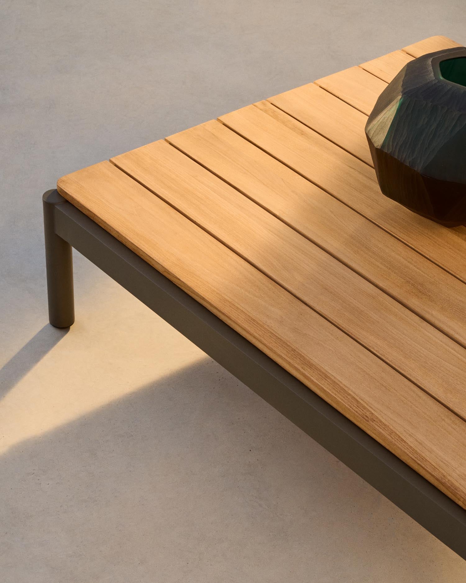 Coffee table Sorells made of green aluminum and teak 89 x 91 cm FSC 100%