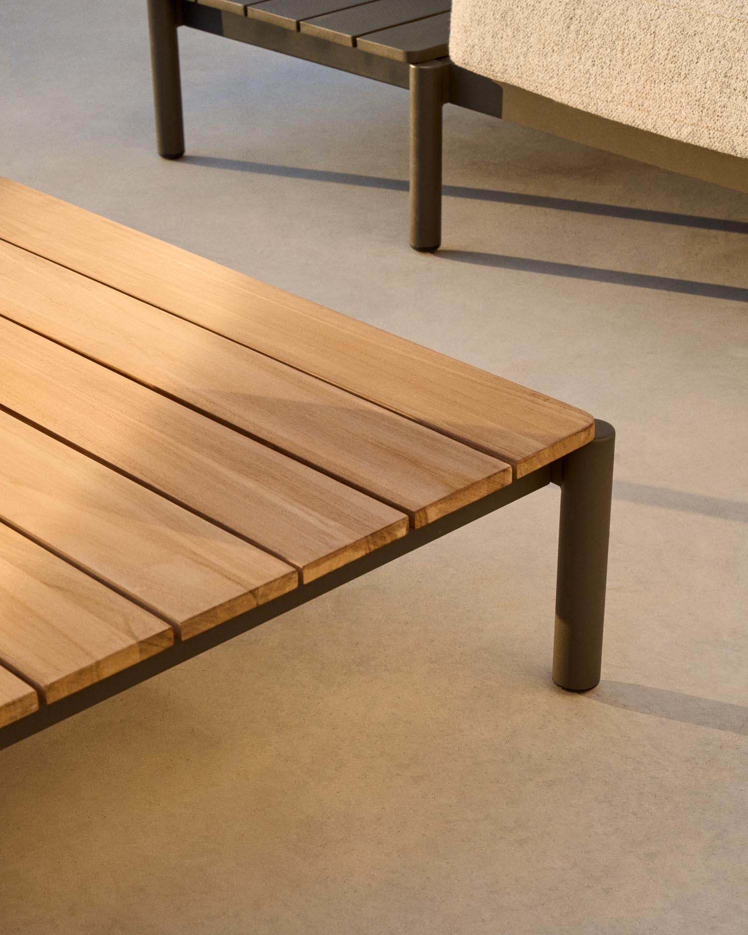 Coffee table Sorells made of green aluminum and teak 89 x 91 cm FSC 100%