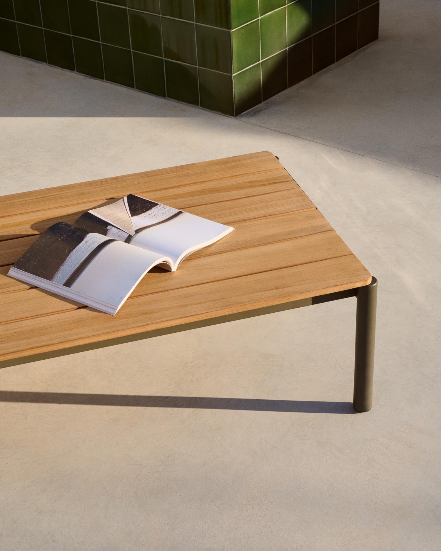 Coffee table Sorells made of green aluminum and teak 63 x 144.6 cm FSC 100%