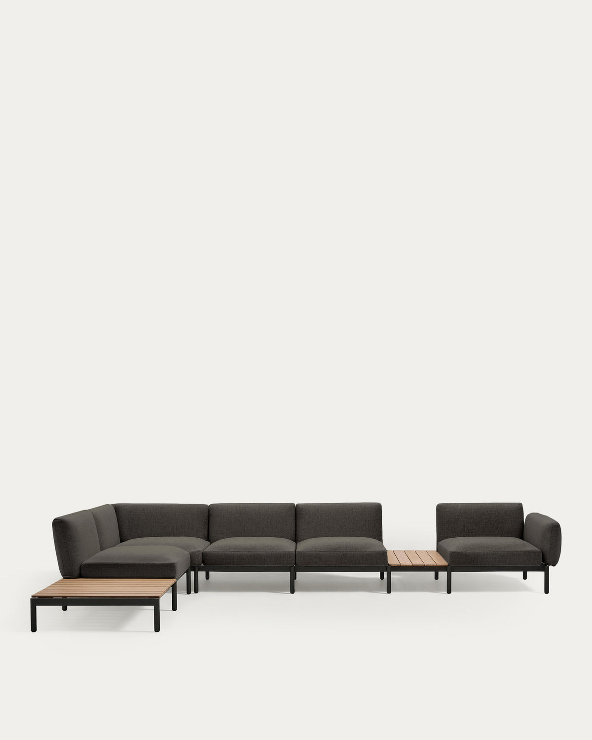 Modulares Outdoor-Ecksofa Sorells mit 5 Sitzplätzen mit grauer Polsterung und grauem Aluminium, mit Tischen aus Teakholz, 277 x 446 cm, FSC 100 % in Dunkelgrau, Graphit präsentiert im Onlineshop von KAQTU Design AG. Loungeset ist von Kave Home