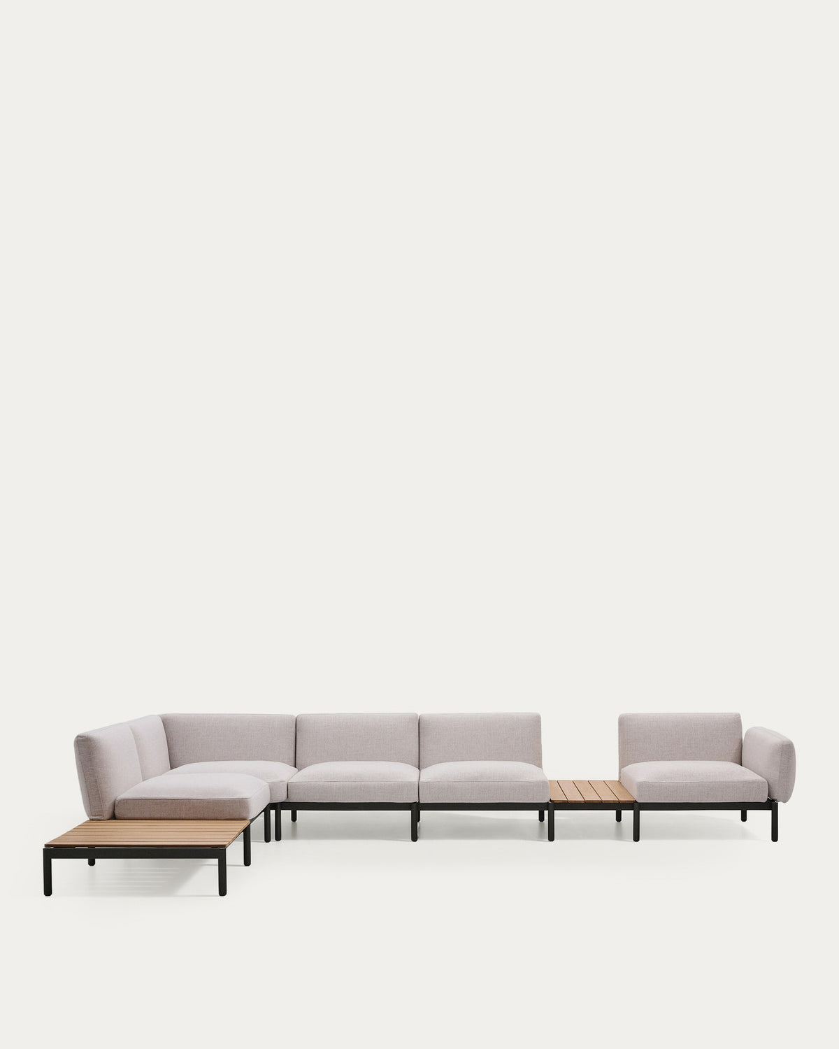 Modulares Outdoor-Ecksofa Sorells 5-Sitzer beige Polsterung graues Aluminium mit Teak-Tischen 277 x 446 cm FSC 100 % in Beige, Graphit präsentiert im Onlineshop von KAQTU Design AG. Loungeset ist von Kave Home