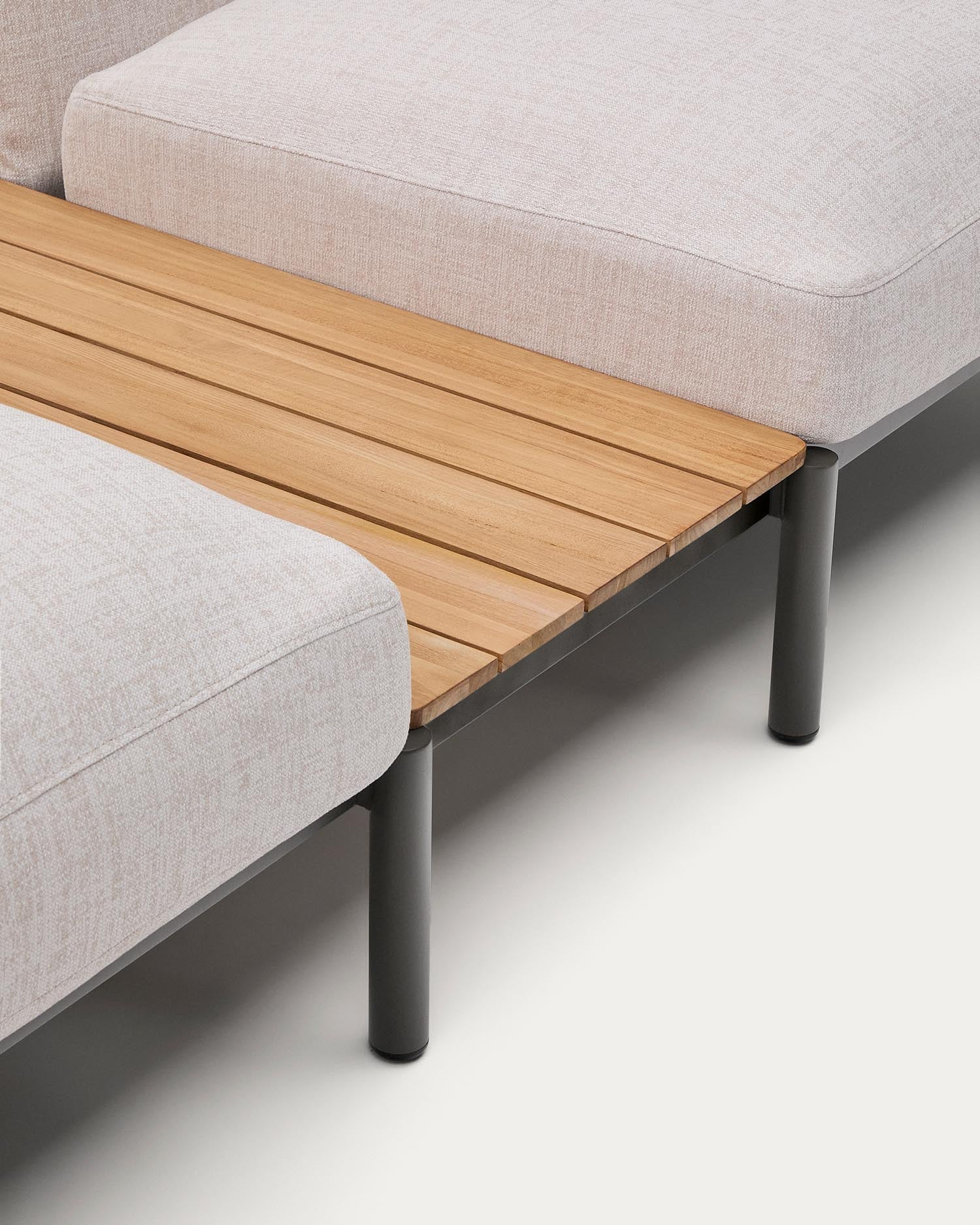 Modulares Outdoor-Ecksofa Sorells mit 5 Sitzplätzen mit beigefarbener Polsterung und grünem Aluminium, mit Tischen aus Teakholz, 277 x 446 cm, FSC 100 % in Beige präsentiert im Onlineshop von KAQTU Design AG. Lounge Sofa ist von Kave Home