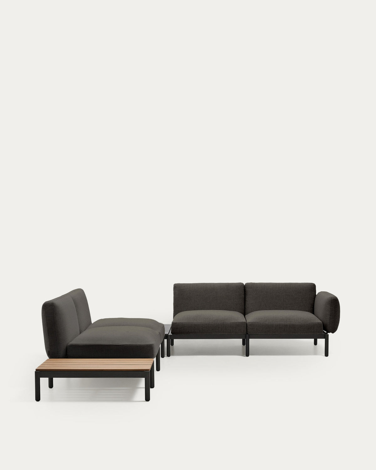 Modulares Outdoor-Ecksofa Sorells mit 4 Sitzplätzen mit grauer Polsterung und grauem Aluminium, mit Tisch aus Teakholz, 353 x 316,5 cm, FSC 100 % in Dunkelgrau, Graphit präsentiert im Onlineshop von KAQTU Design AG. Loungeset ist von Kave Home