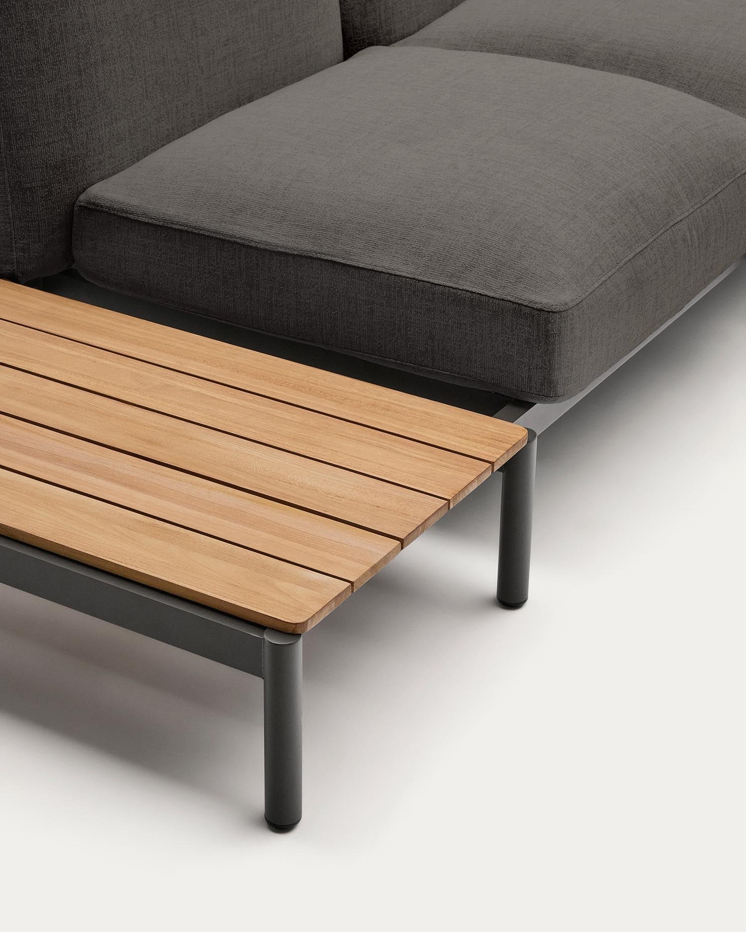 Modulares Outdoor-Ecksofa Sorells mit 4 Sitzplätzen mit grauer Polsterung und grauem Aluminium, mit Tisch aus Teakholz, 353 x 316,5 cm, FSC 100 % in Dunkelgrau präsentiert im Onlineshop von KAQTU Design AG. Lounge Sofa ist von Kave Home