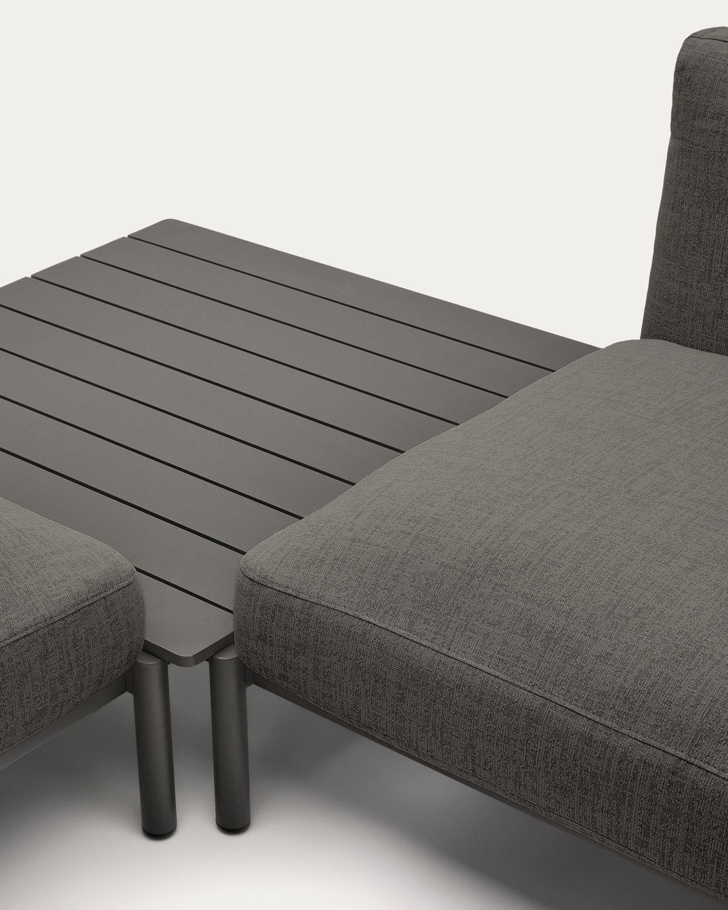 Modulares Outdoor-Ecksofa Sorells mit 4 Sitzplätzen mit grauer Polsterung und grauem Aluminium, mit Tisch aus Teakholz, 353 x 316,5 cm, FSC 100 % in Dunkelgrau präsentiert im Onlineshop von KAQTU Design AG. Lounge Sofa ist von Kave Home