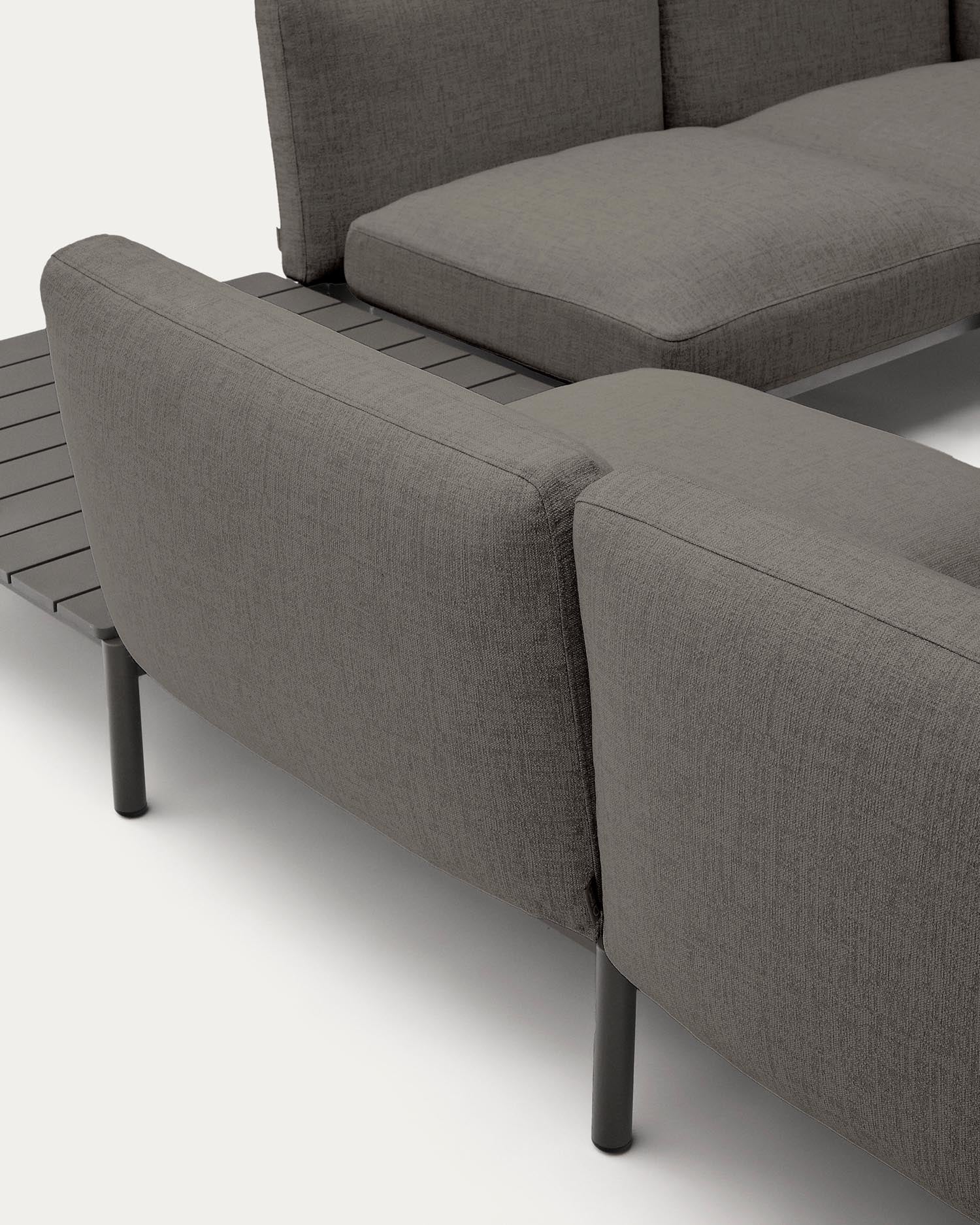 Modulares Outdoor-Ecksofa Sorells mit 4 Sitzplätzen mit grauer Polsterung und grauem Aluminium, mit Tisch aus Teakholz, 353 x 316,5 cm, FSC 100 % in Dunkelgrau präsentiert im Onlineshop von KAQTU Design AG. Lounge Sofa ist von Kave Home