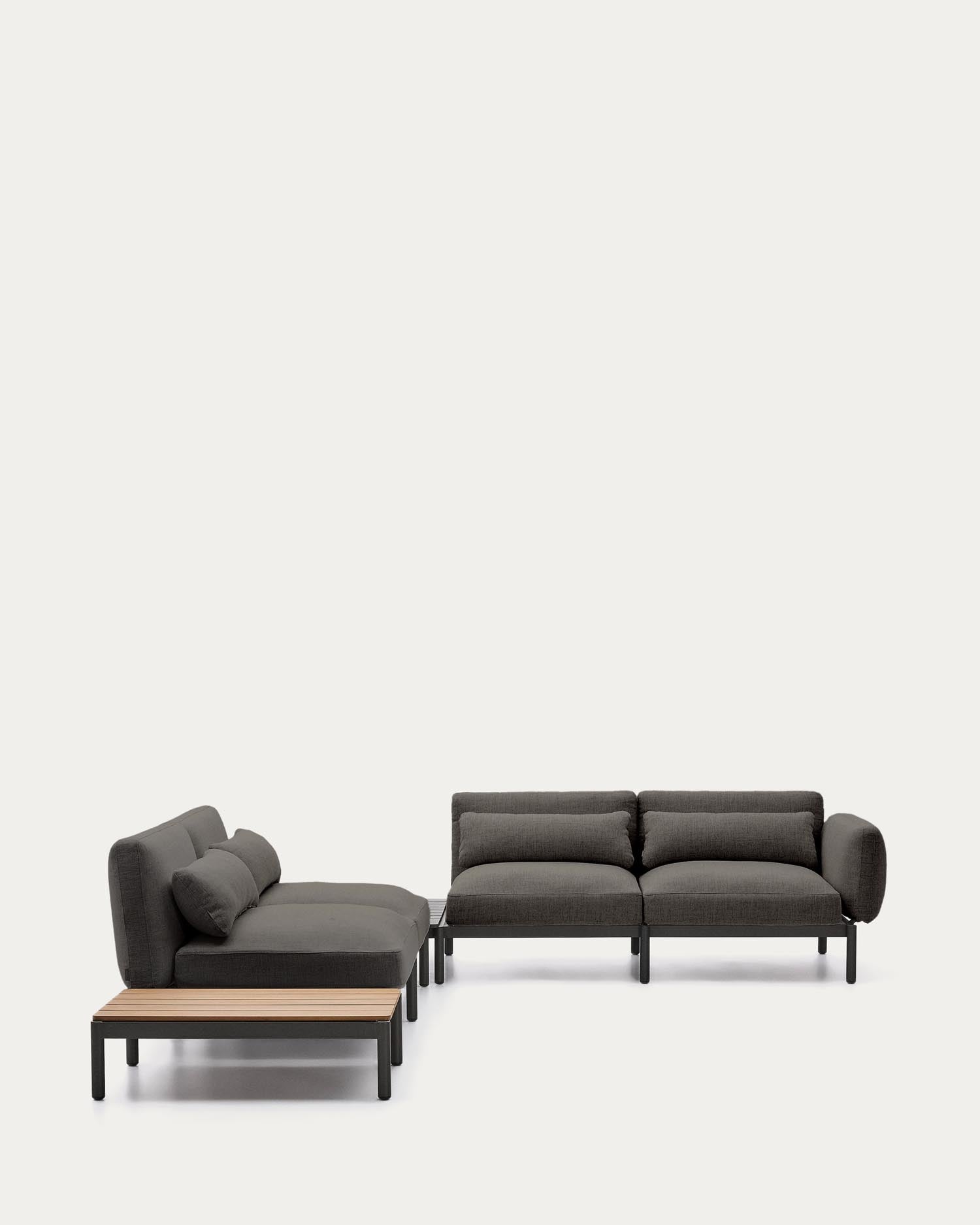 Modulares Outdoor-Ecksofa Sorells mit 4 Sitzplätzen mit grauer Polsterung und grauem Aluminium, mit Tisch aus Teakholz, 353 x 316,5 cm, FSC 100 % in Dunkelgrau präsentiert im Onlineshop von KAQTU Design AG. Lounge Sofa ist von Kave Home