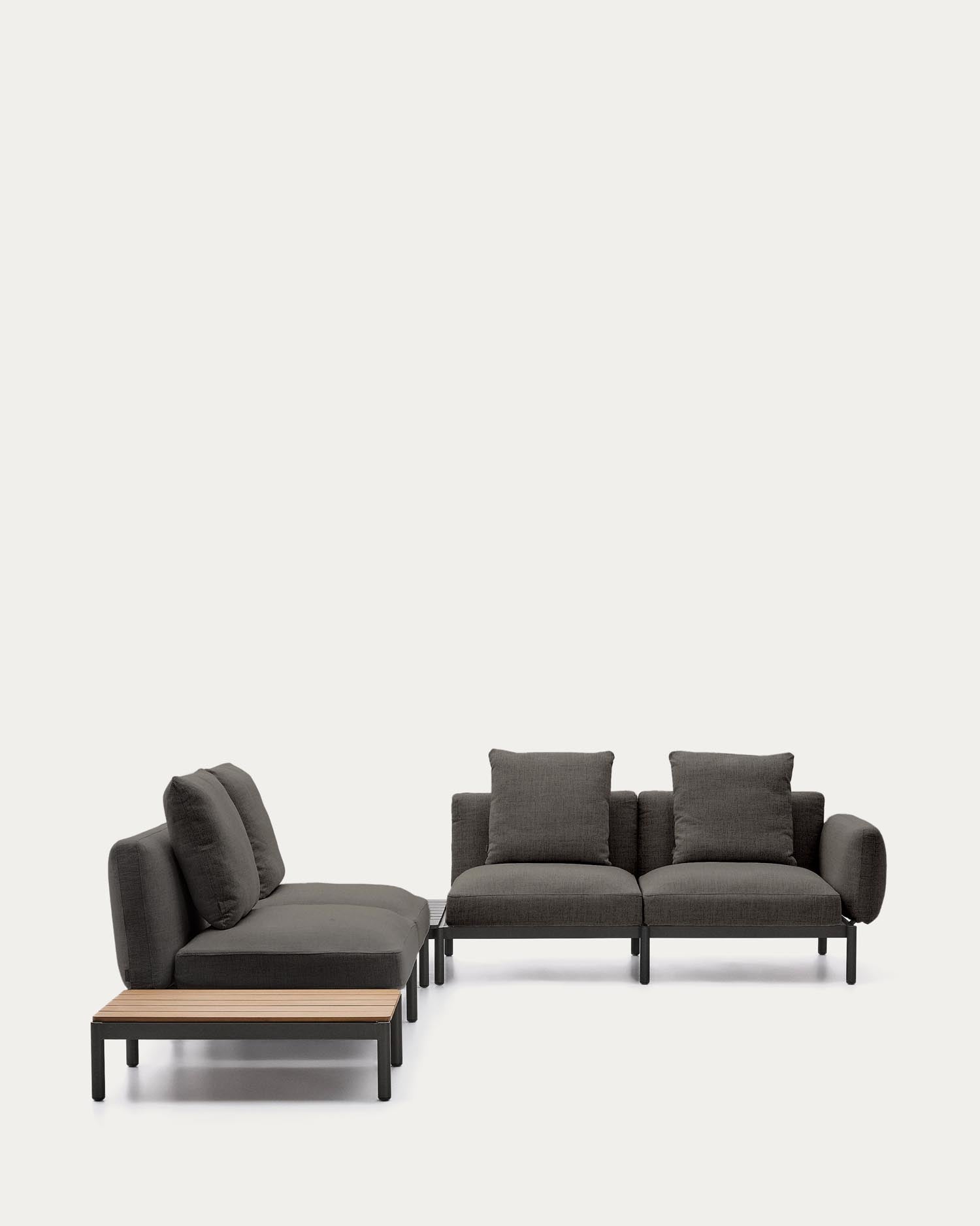 Modulares Outdoor-Ecksofa Sorells mit 4 Sitzplätzen mit grauer Polsterung und grauem Aluminium, mit Tisch aus Teakholz, 353 x 316,5 cm, FSC 100 % in Dunkelgrau präsentiert im Onlineshop von KAQTU Design AG. Lounge Sofa ist von Kave Home