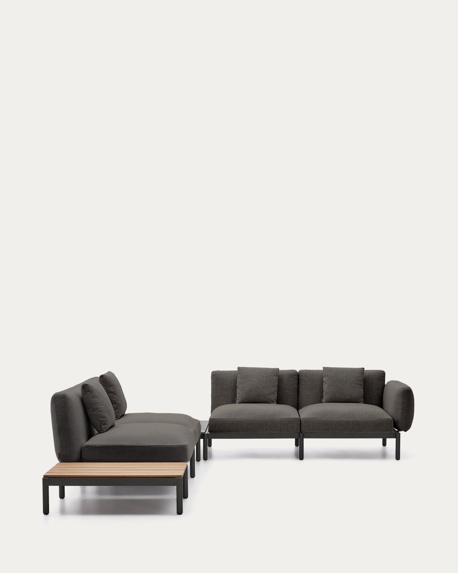 Modulares Outdoor-Ecksofa Sorells mit 4 Sitzplätzen mit grauer Polsterung und grauem Aluminium, mit Tisch aus Teakholz, 353 x 316,5 cm, FSC 100 % in Dunkelgrau präsentiert im Onlineshop von KAQTU Design AG. Lounge Sofa ist von Kave Home