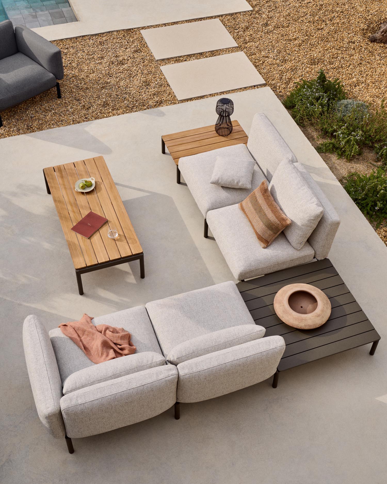 Modulares Outdoor-Ecksofa Sorells mit 4 Sitzplätzen mit beigefarbener Polsterung und graue