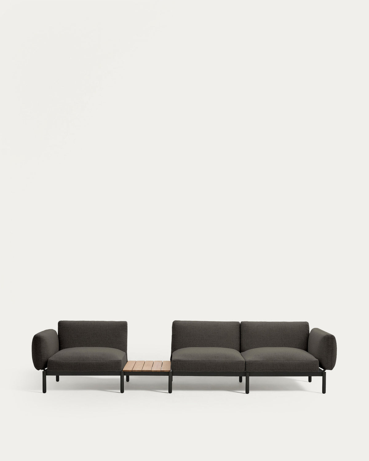 Modulares Outdoor-Sofa Sorells mit 3 Sitzplätzen mit grauer Polsterung und grauem Aluminium, mit Tisch aus Teakholz, 341 x 113 cm, FSC 100 % in Dunkelgrau, Graphit präsentiert im Onlineshop von KAQTU Design AG. Lounge Sofa ist von Kave Home