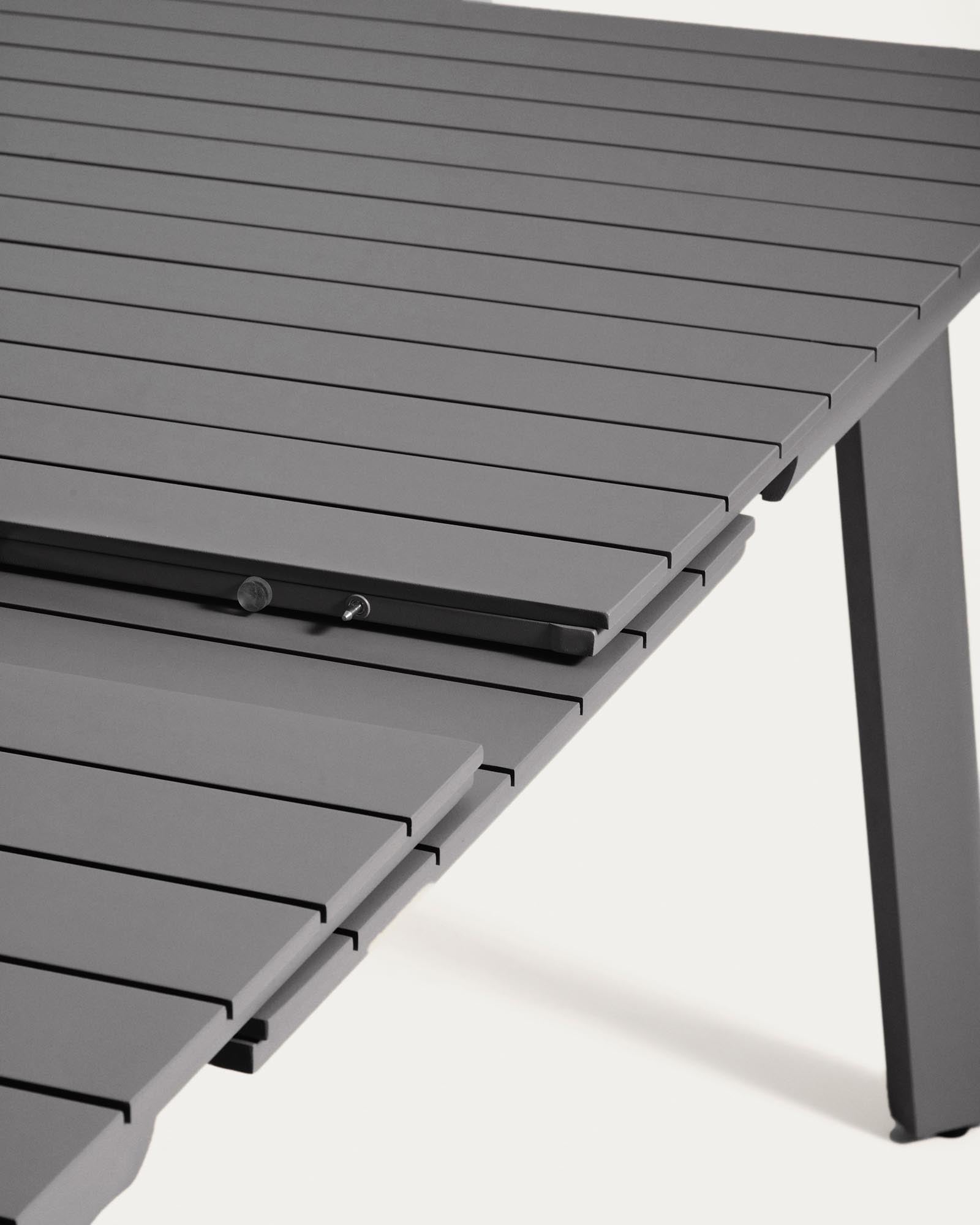 Eleganter, ausziehbarer Gartentisch Izola aus Aluminium in stilvollem Graphit, ideal für Outdoor-Dining und gesellige Zusammenkünfte.